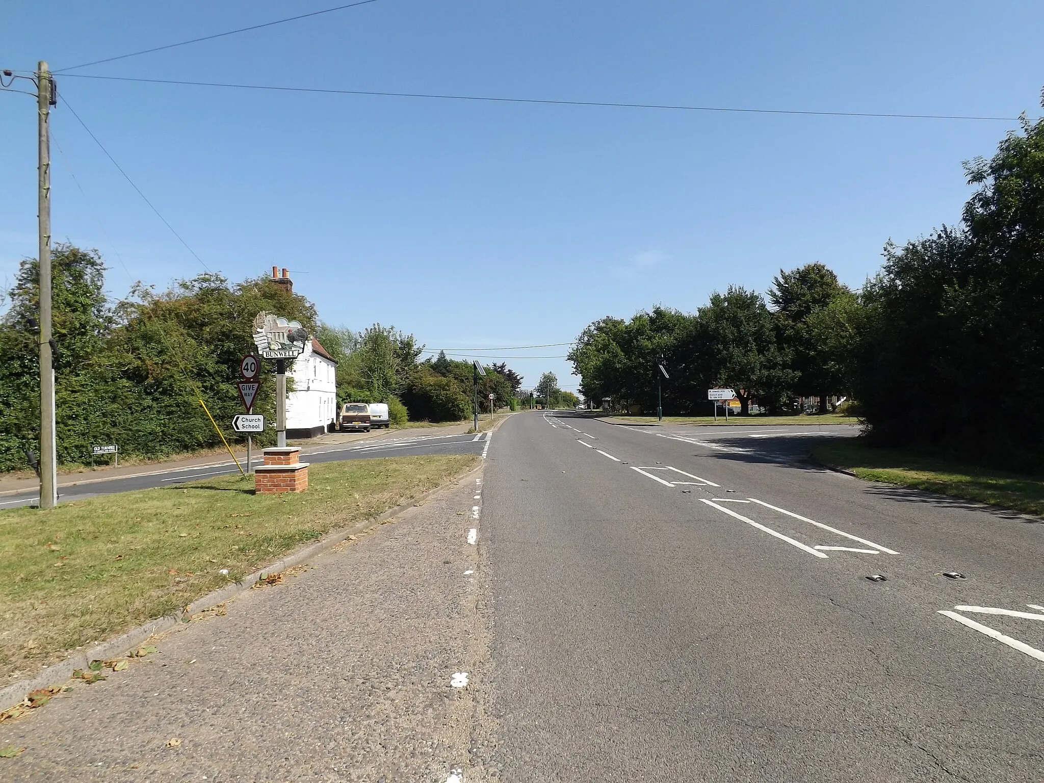 Photo showing: B1113 The Turnpike & Bunwell Village sign