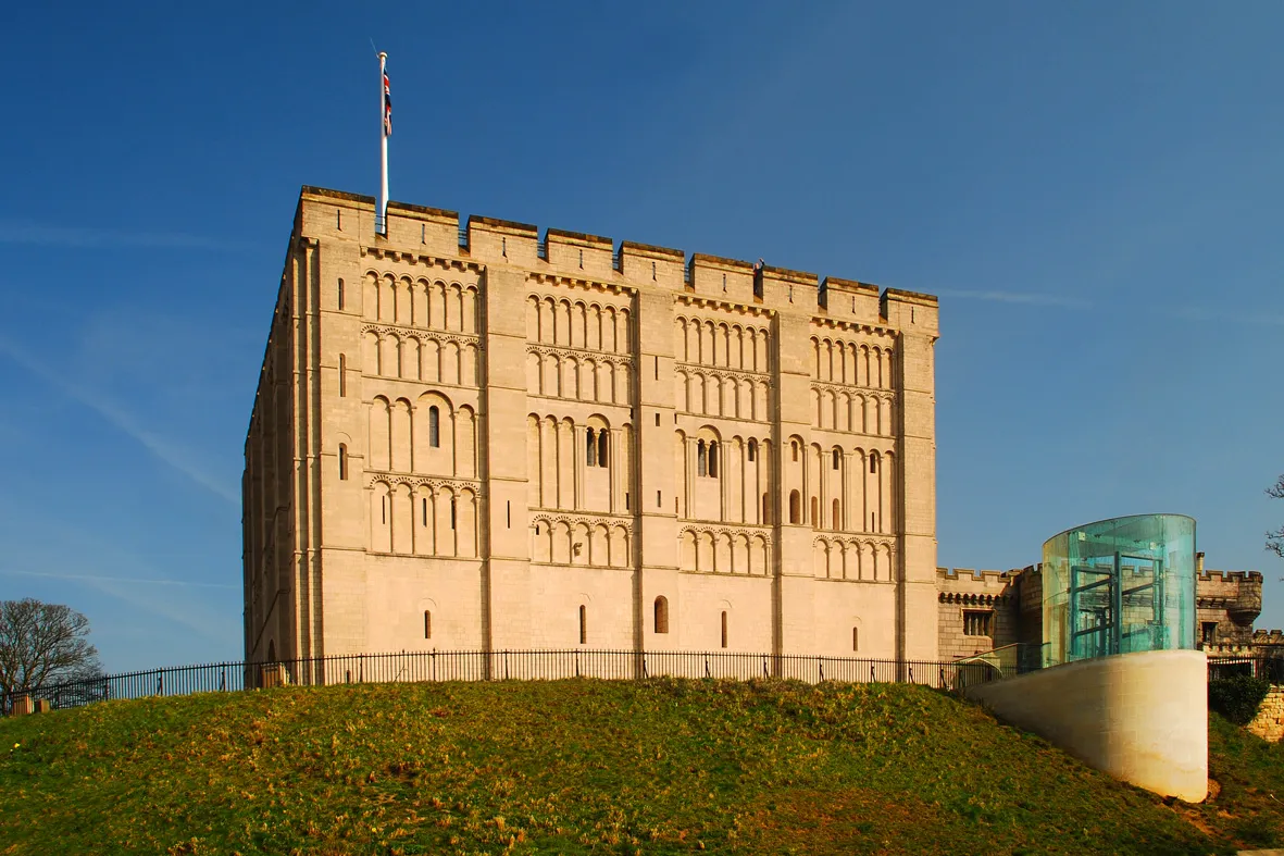 Photo showing: The Norman keep of Norwich Castle.  On the right is a lift.