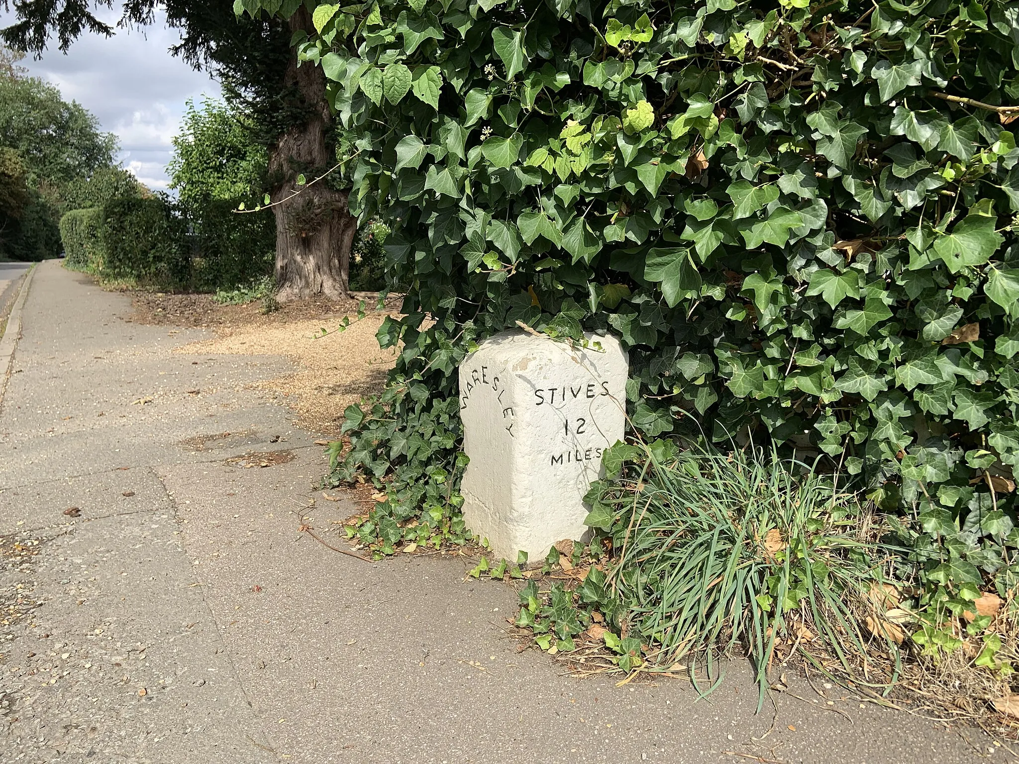Photo showing: historic milestone on the B1040 at Waresley, Huntingdonshire, UK, just west of the Duncombe Arms pub. Inscription reads "Potton 4 miles; Waresley; St Ives 12 miles."