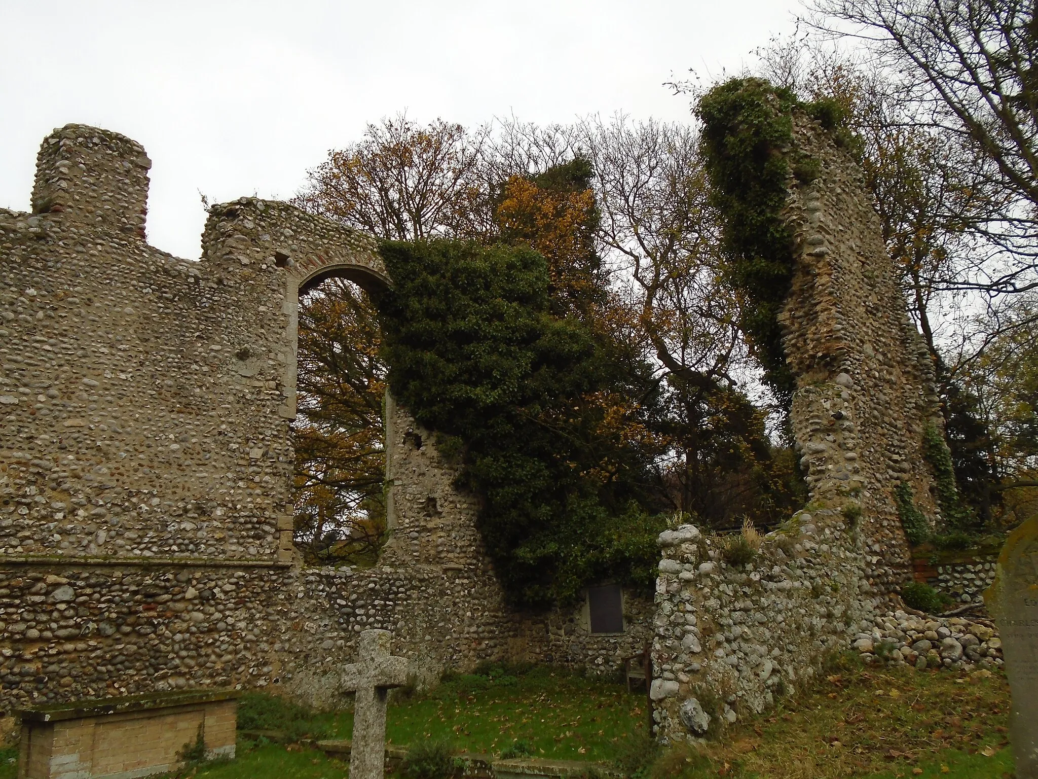 Photo showing: The ruins of an Augustinian Priory next to All saints parish church in the village of Weybourne, Norfolk, England.