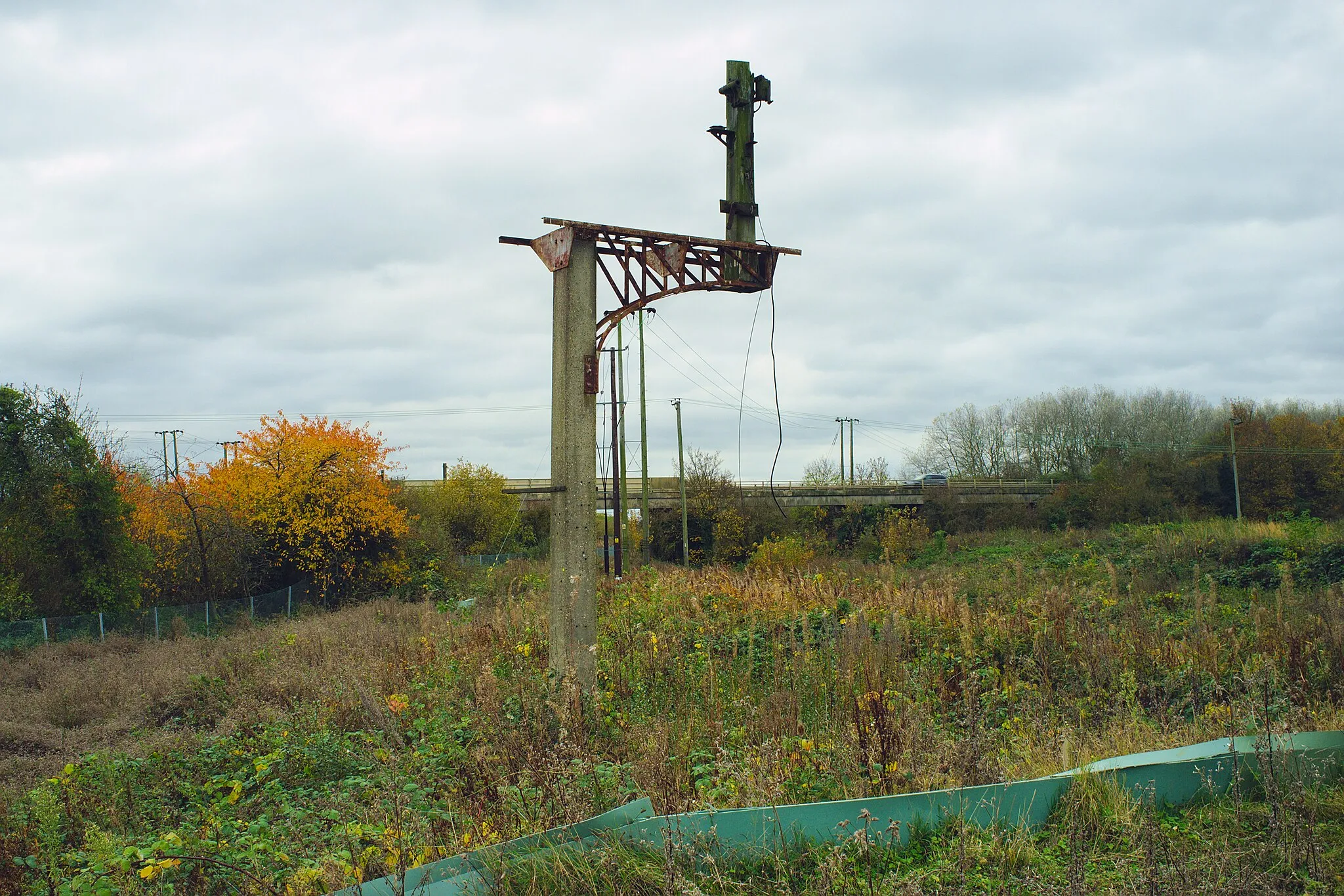 Photo showing: A concrete signal post near Harbour Junction, which is one of the last remnants of the King's Lynn Harbour Branch as of 2021.
