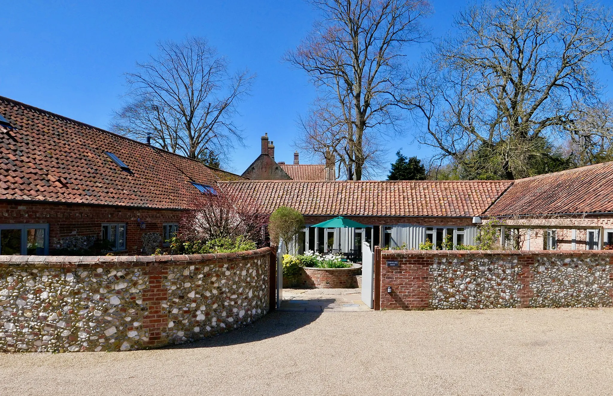 Photo showing: Cornflake Barn, which is a grade II listed building and dates back to 1730. The barn was originally used for storage of cereal crops, mainly to make breakfast cereals, hence the name.