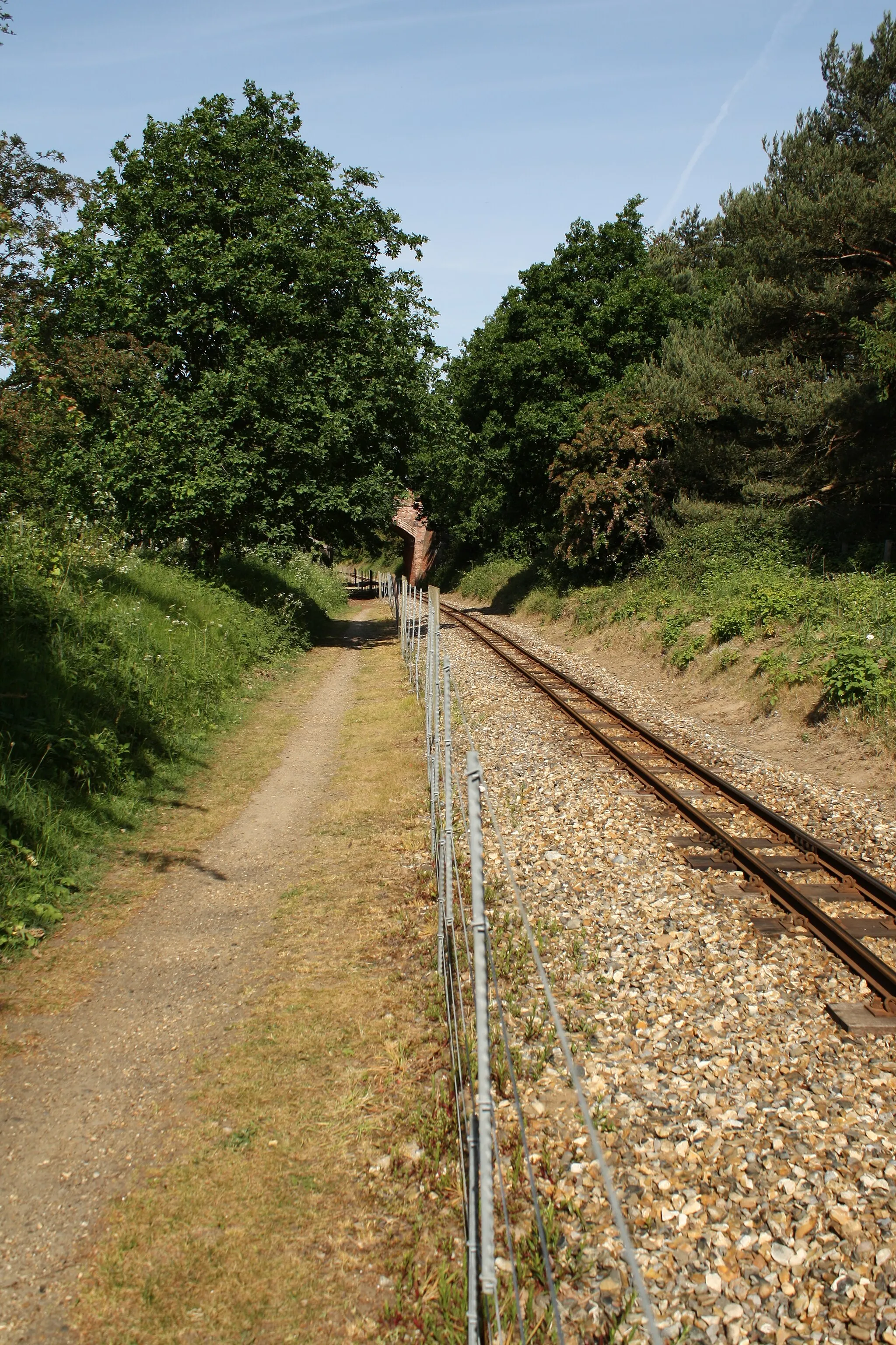 Photo showing: Approaching Tunstead Road bridge