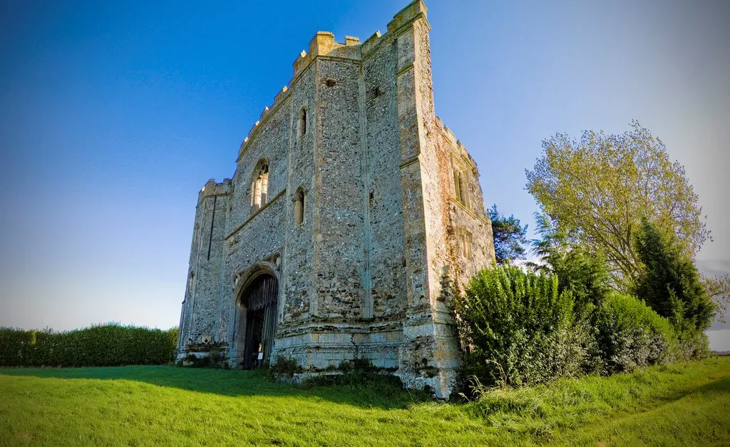 Photo showing: The remains of the gatehouse at the Augustinian Priory in Pentney village, Norfolk.