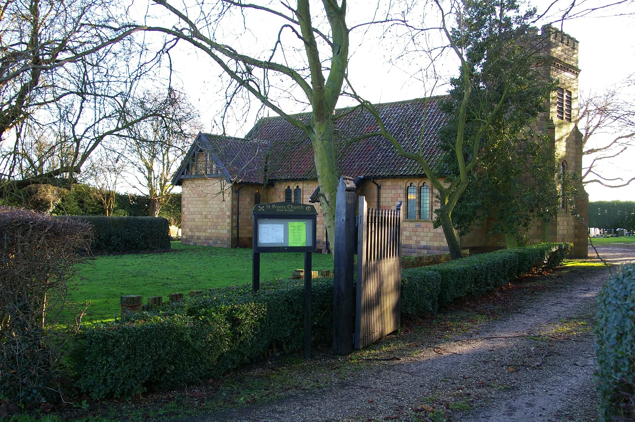 Photo showing: St Peter's Church, Stow Bridge The farm next door is called Church Farm.