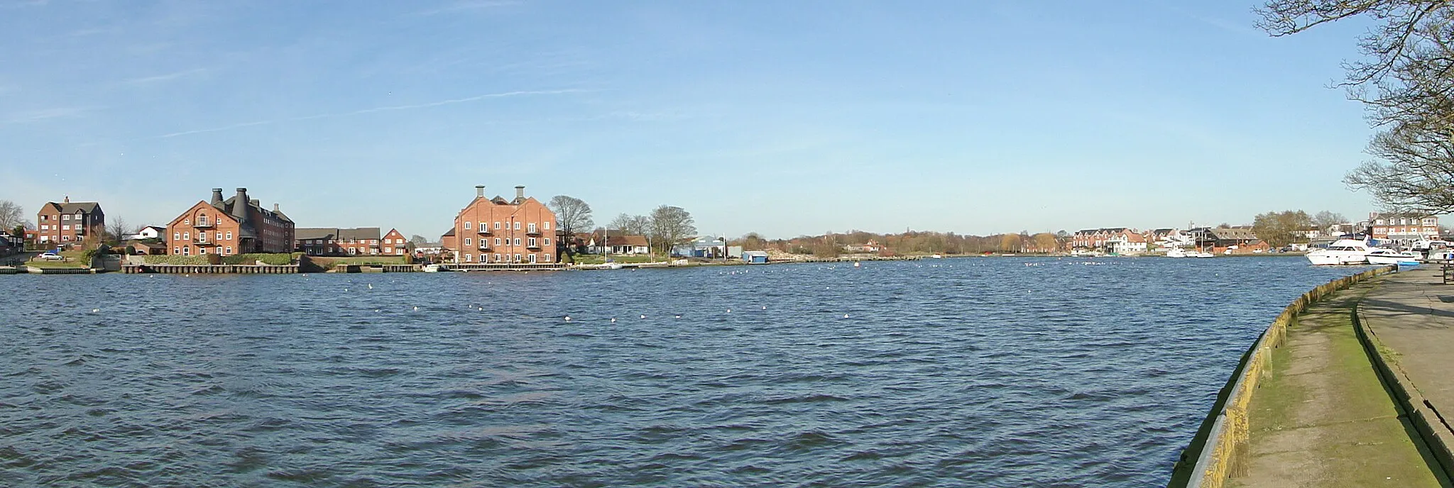 Photo showing: A panorama of Oulton Broad from the north to the south bank