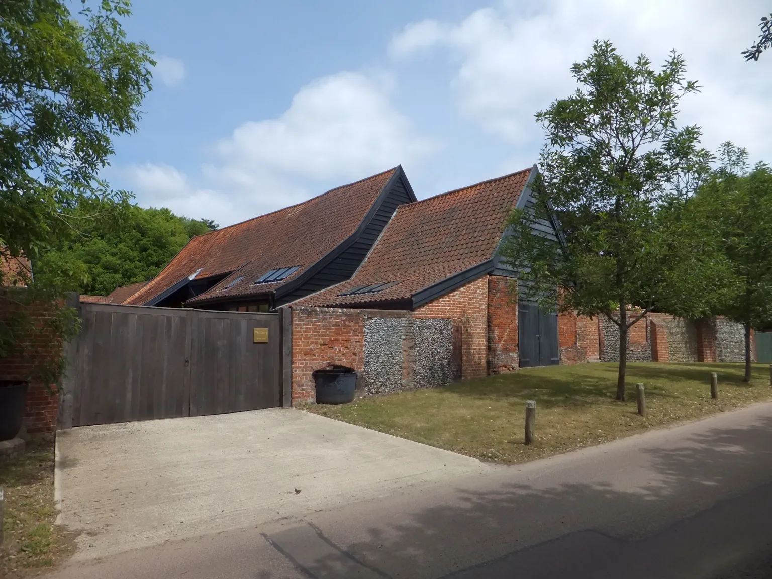 Photo showing: Barns at Scott's Hall, Minsmere
