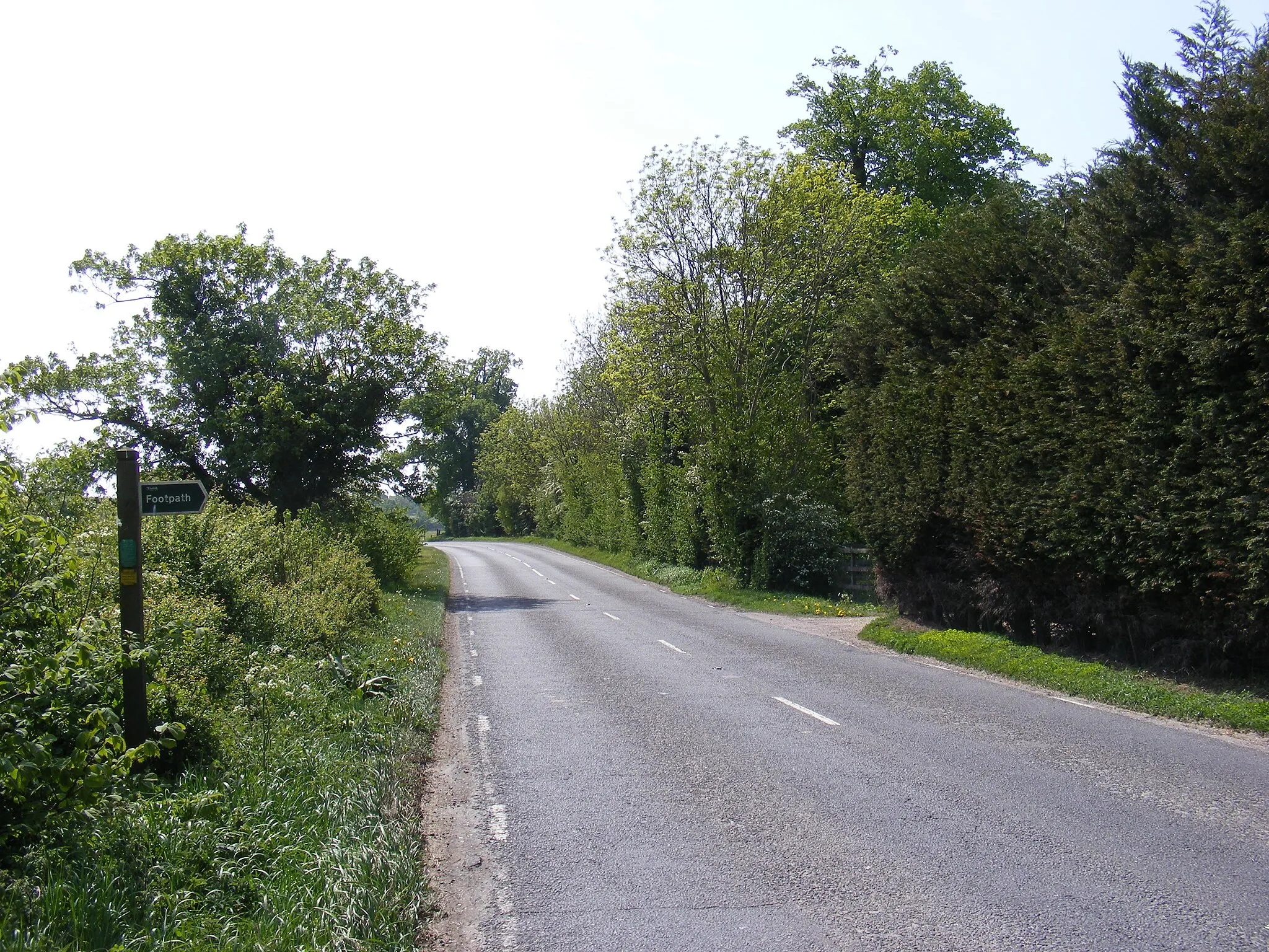 Photo showing: A144 Bramfield Road & Footpath to the C210