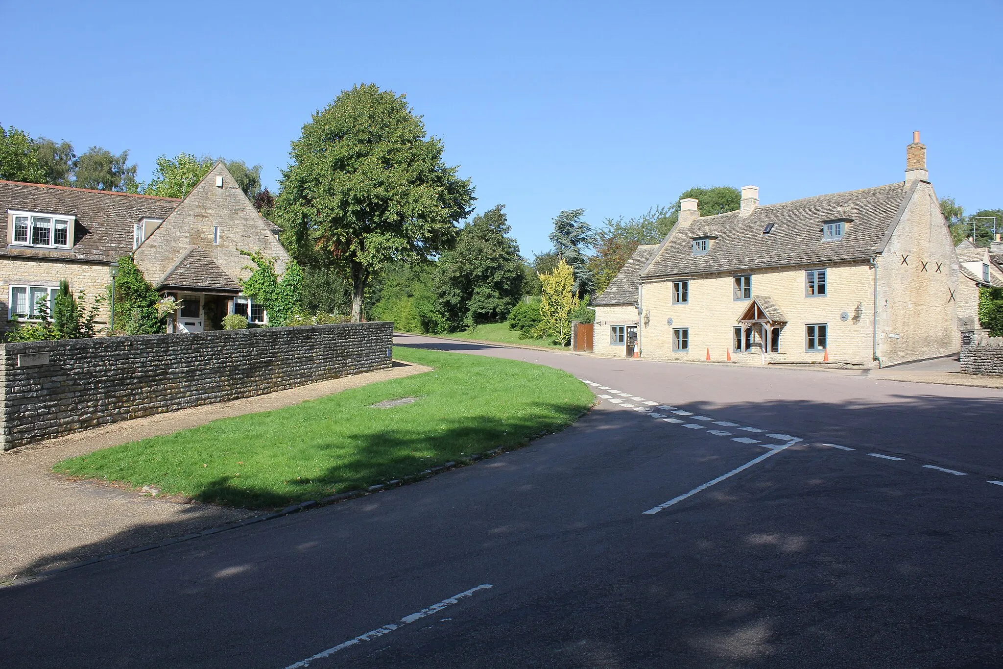 Photo showing: Grooms Barn and Corringham, Stamford Road, Duddington