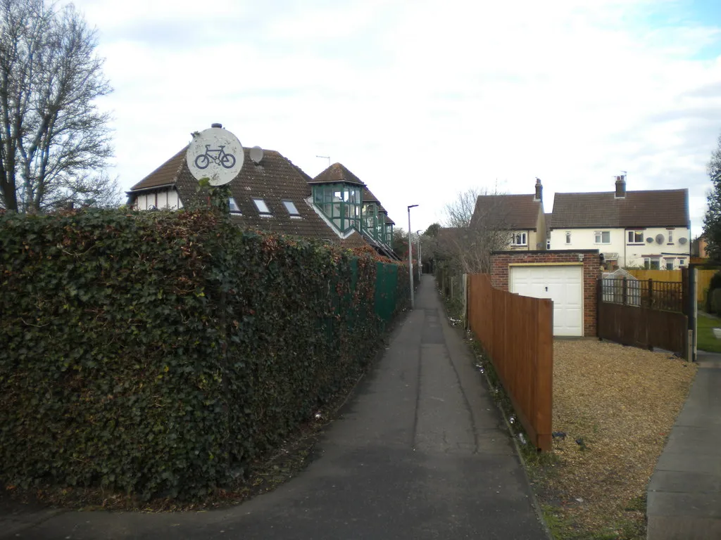 Photo showing: Public footpath off St Paul's Road, New England