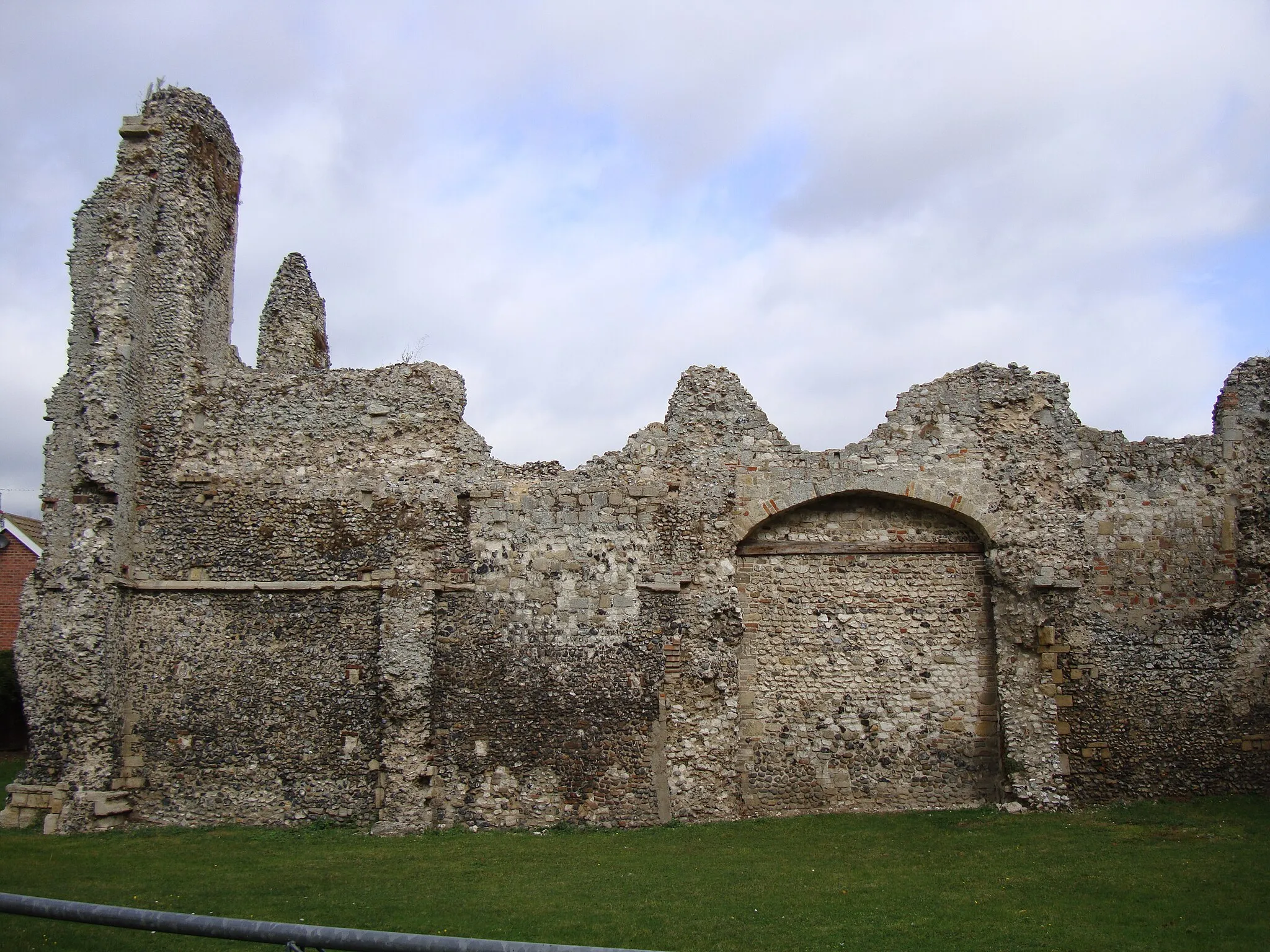 Photo showing: Photograph of the remains of Thetford Holy Sepulchre Priory, Norfolk, England