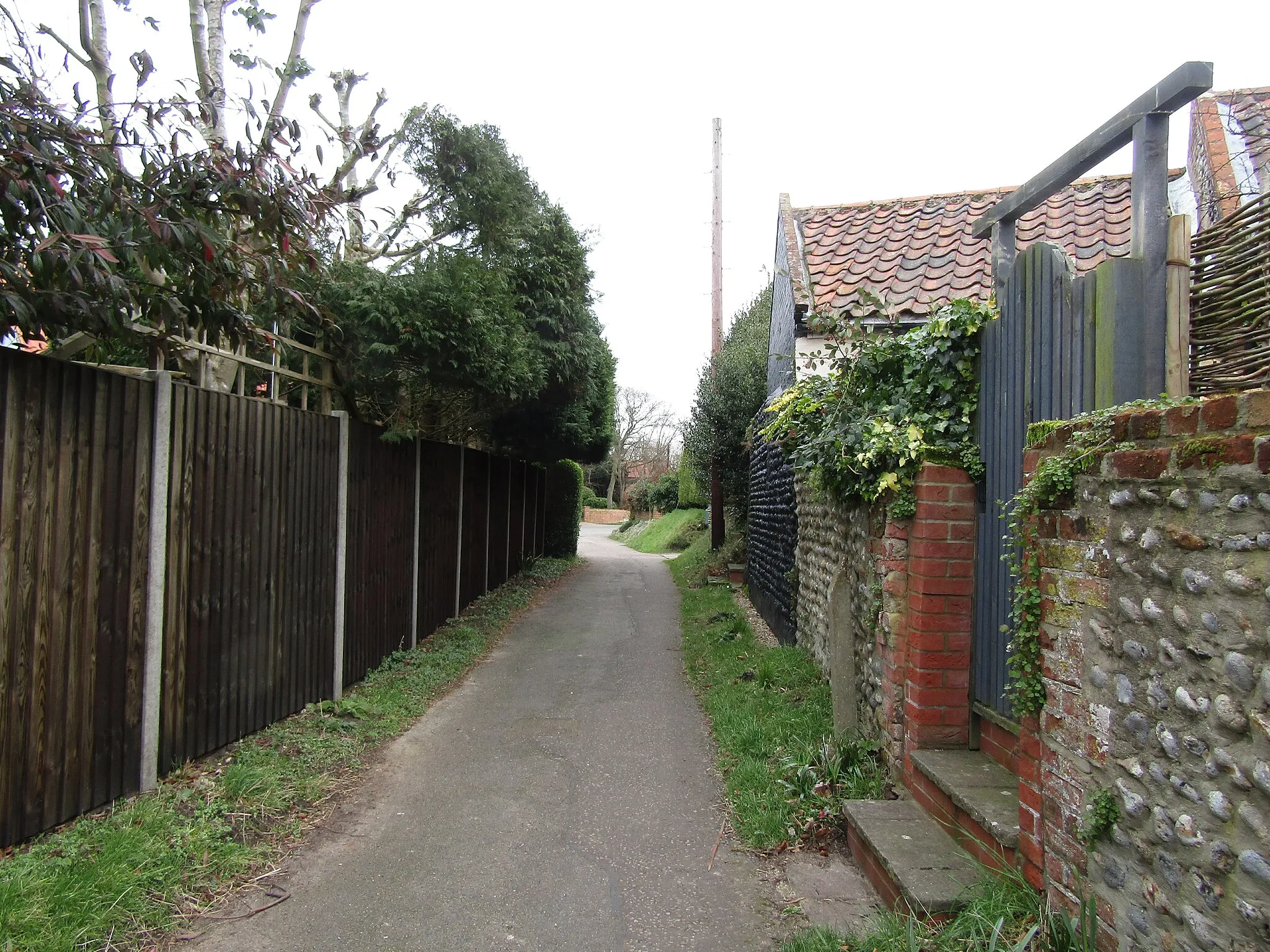 Photo showing: A narrow lane footpath between Hall Road and The Street in the village of Knapton, Norfolk, England.