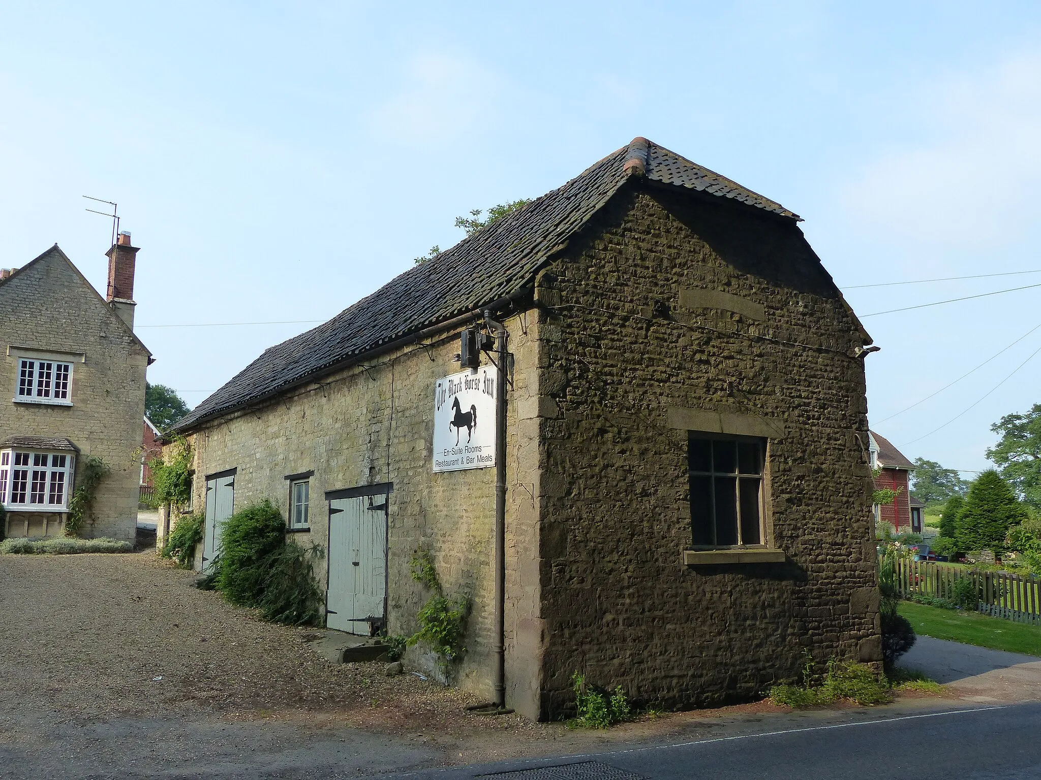 Photo showing: Grade II listed building in Grimsthorpe, Lincolnshire, UK. Listed as "Right hand stable block to Black Horse Inn". Wikidata has entry Right hand stable block to Black Horse Inn (Q26316151) with data related to this item.