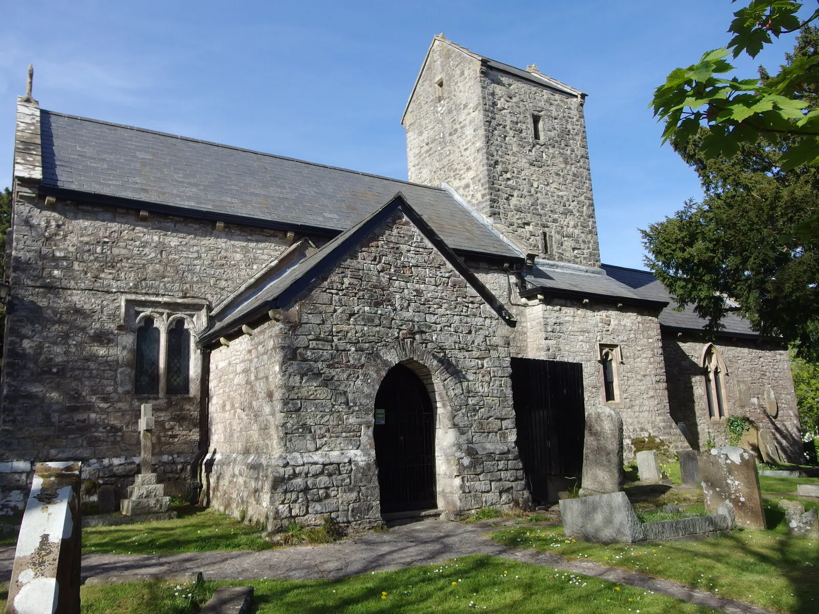 Photo showing: Church of St Michael, Michaelston-le-Pit
Another splendid medieval church in the Vale of Glamorgan. This one dates from around 1400 and was restored in the 19th century.

The church is listed as Grade 1 by Cadw whilst the lychgate is Grade II.