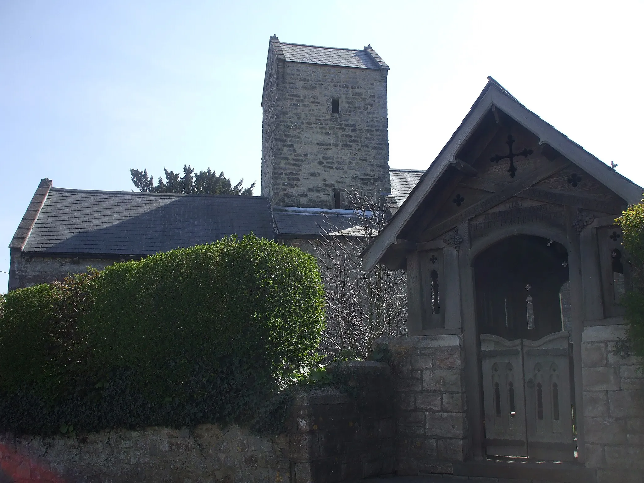Photo showing: Tower and lych gate, St Michael & All Angels, Michaelston-le-Pit