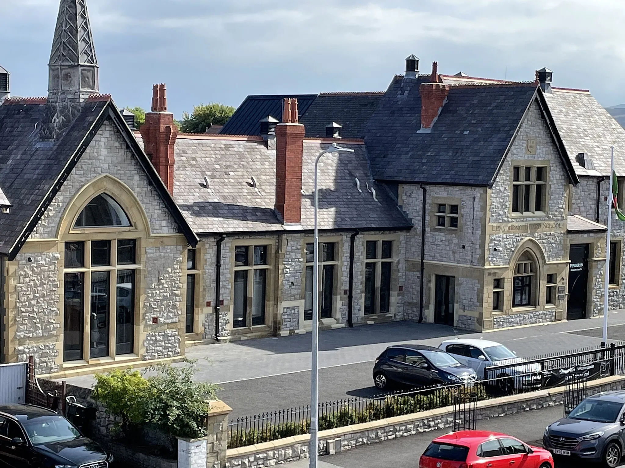 Photo showing: Penderyn Llandudno Lloyd St Distillery. The distillery occupies the former Llandudno Board School, later known as Lloyd Street School.