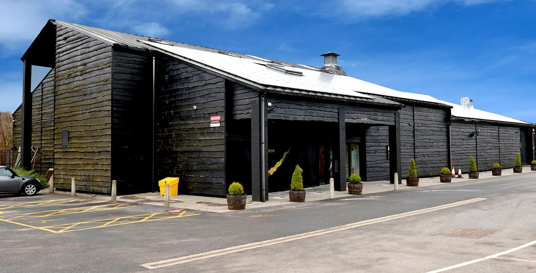 Photo showing: Exterior of the award-winning Penderyn Distillery.