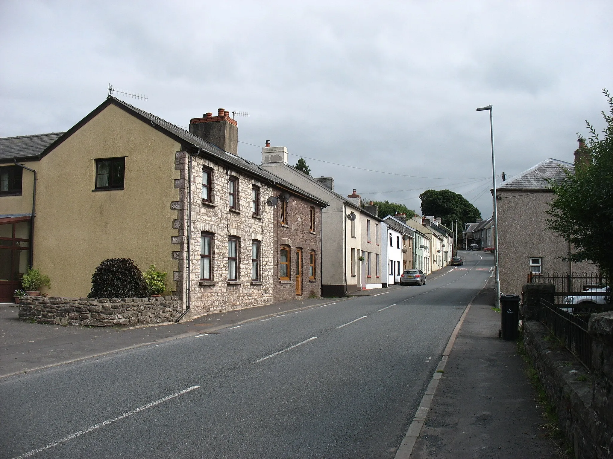 Photo showing: The A40 in Trecastle. Heading east towards Brecon, although at this precise spot we are looking south-east.