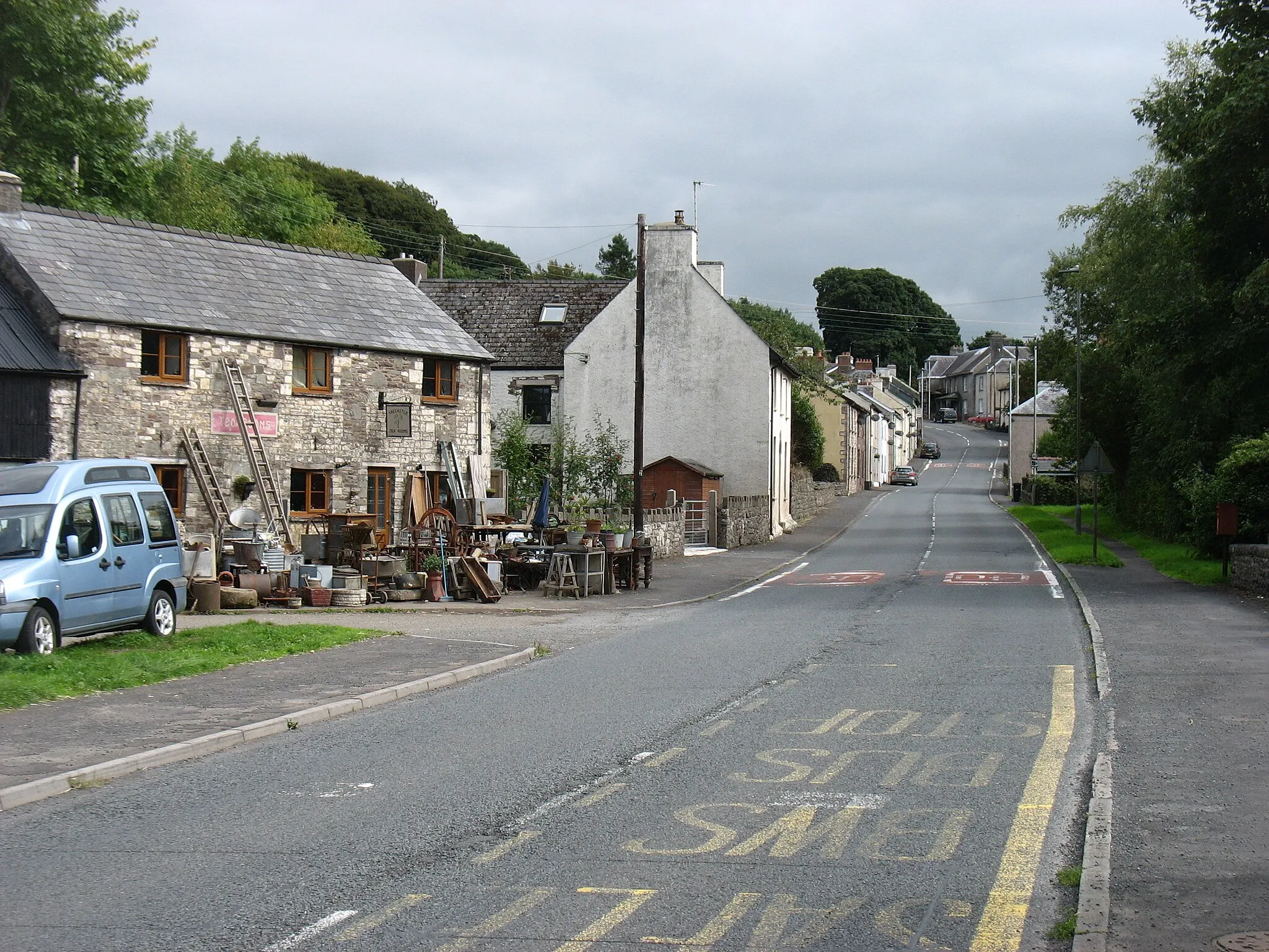 Photo showing: The A40 in Trecastle. Heading east, though looking south-east at this spot.