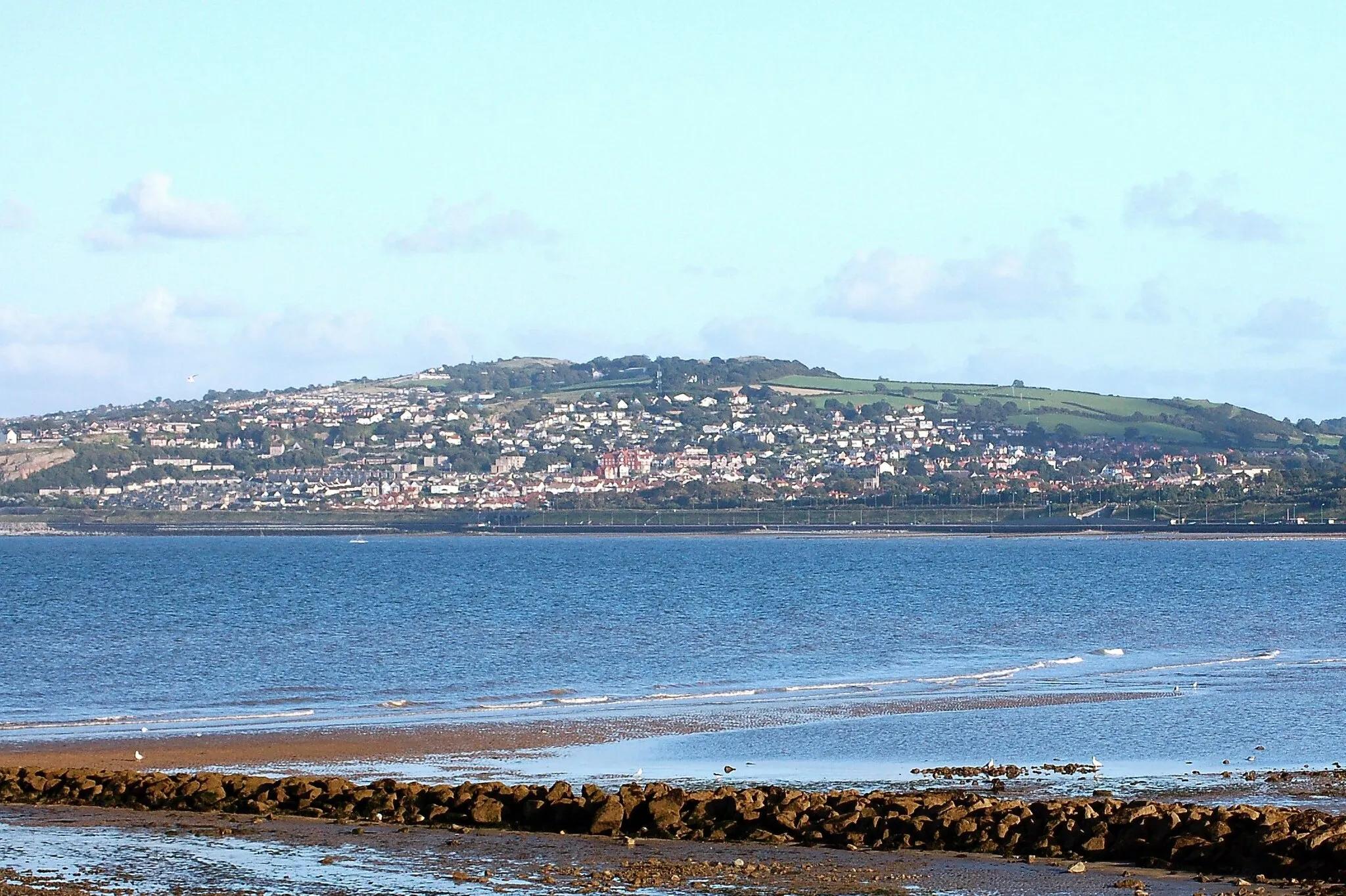 Photo showing: Old Colwyn in Colwyn Bay viewed from the Promenade in Rhos On Sea is part of Conwy County Bourough in northern Wales