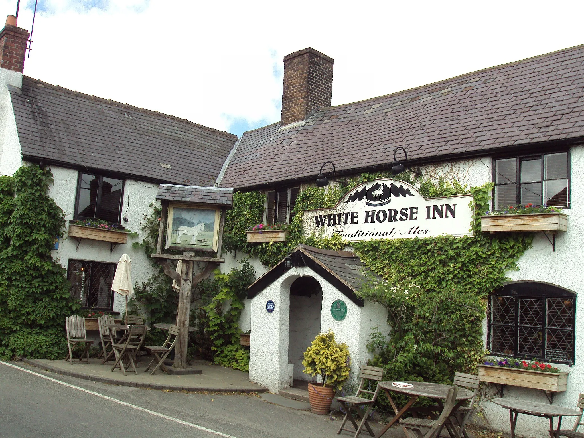 Photo showing: White Horse Inn at Cilcain, Flintshire, North Wales.