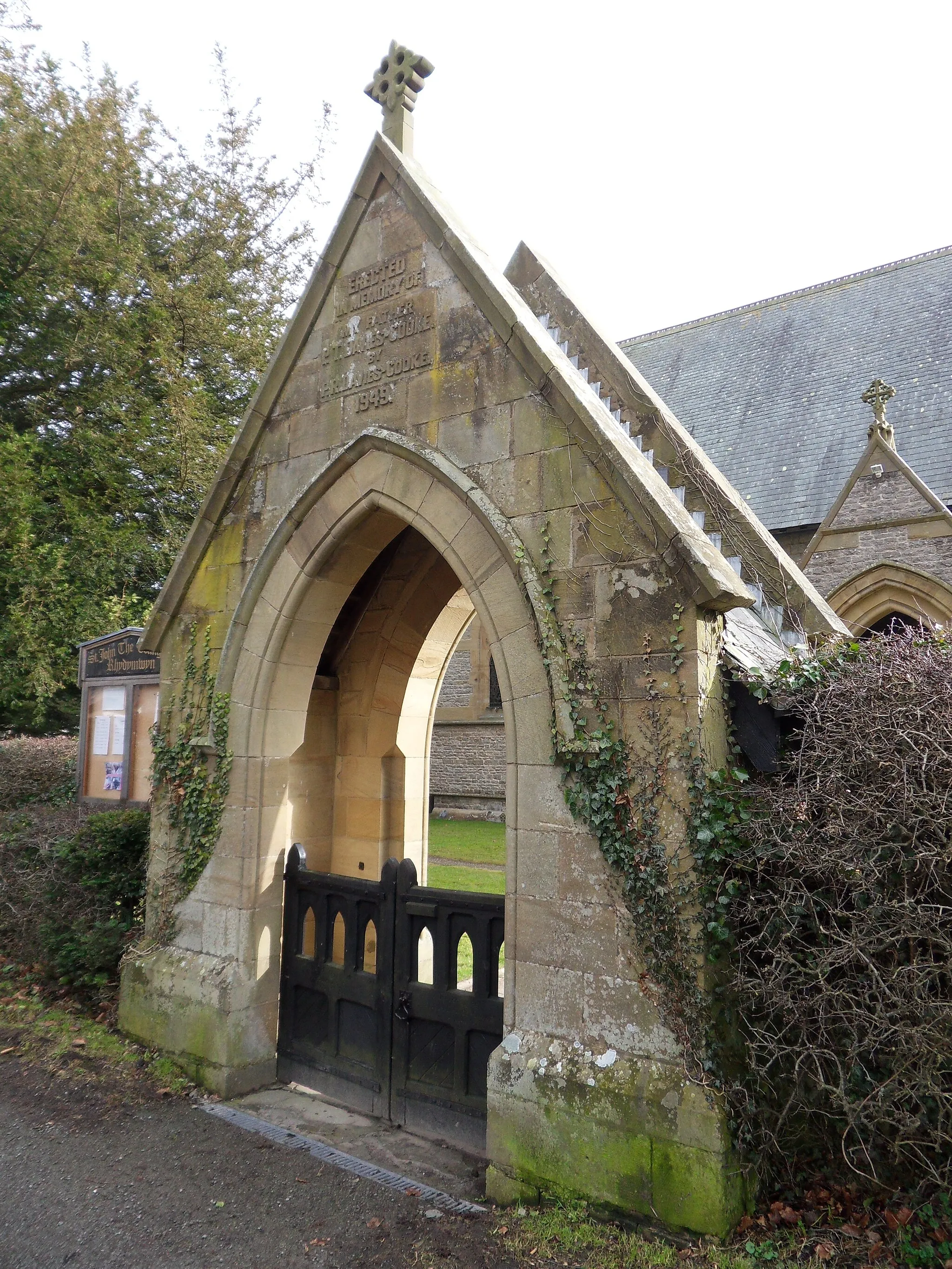 Photo showing: Arch way