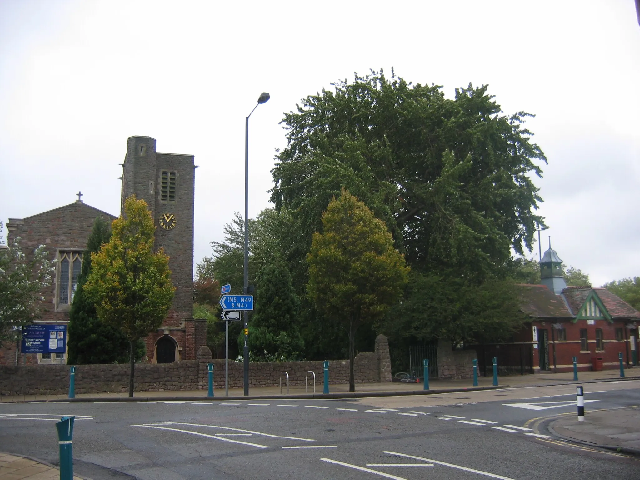 Photo showing: Junction of Gloucester Road and Avonmouth Road, Avonmouth, Bristol, with St Andrew's parish church on the left and the public library on the right