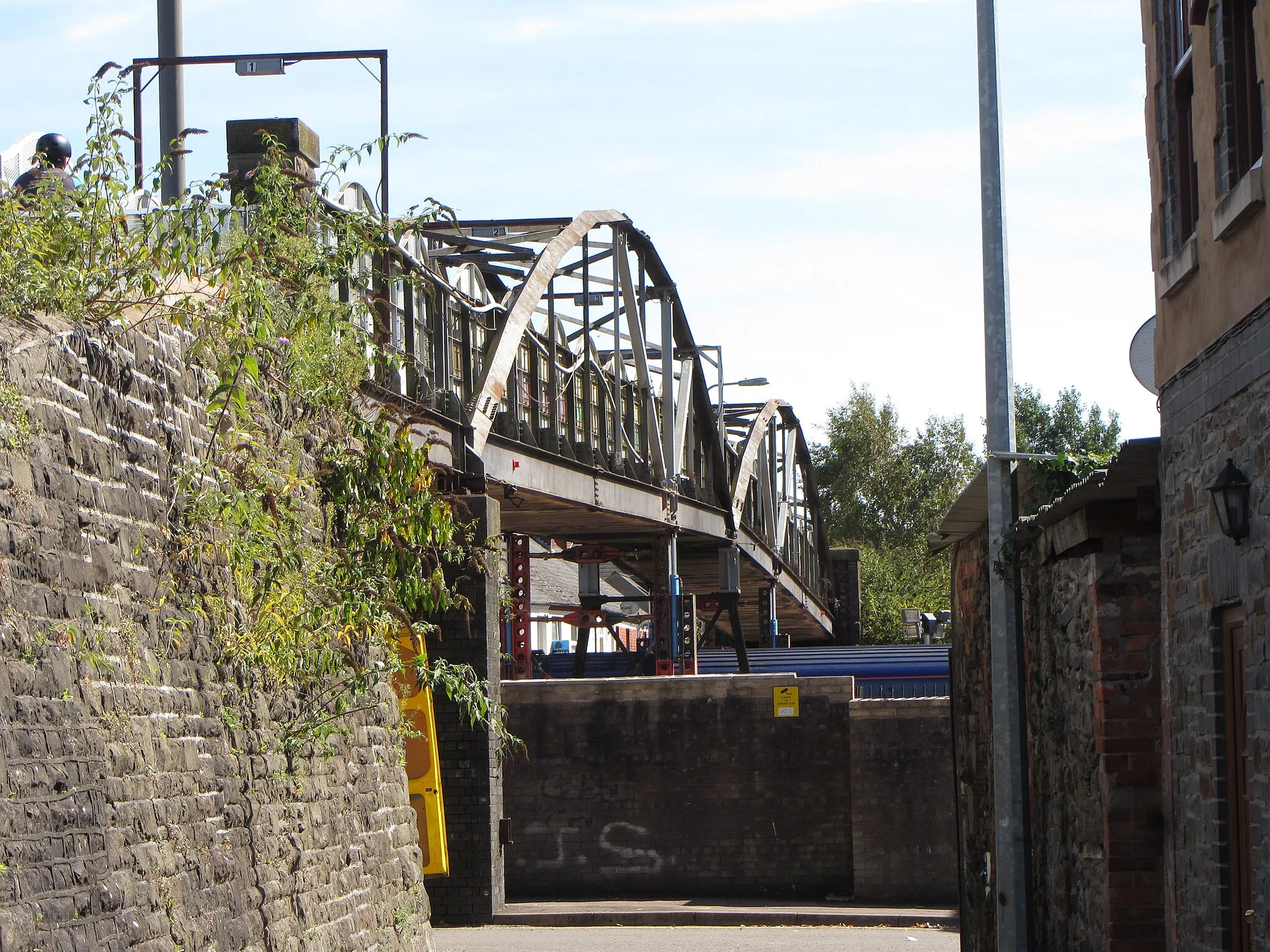 Photo showing: Adamsdown footbridge - raised