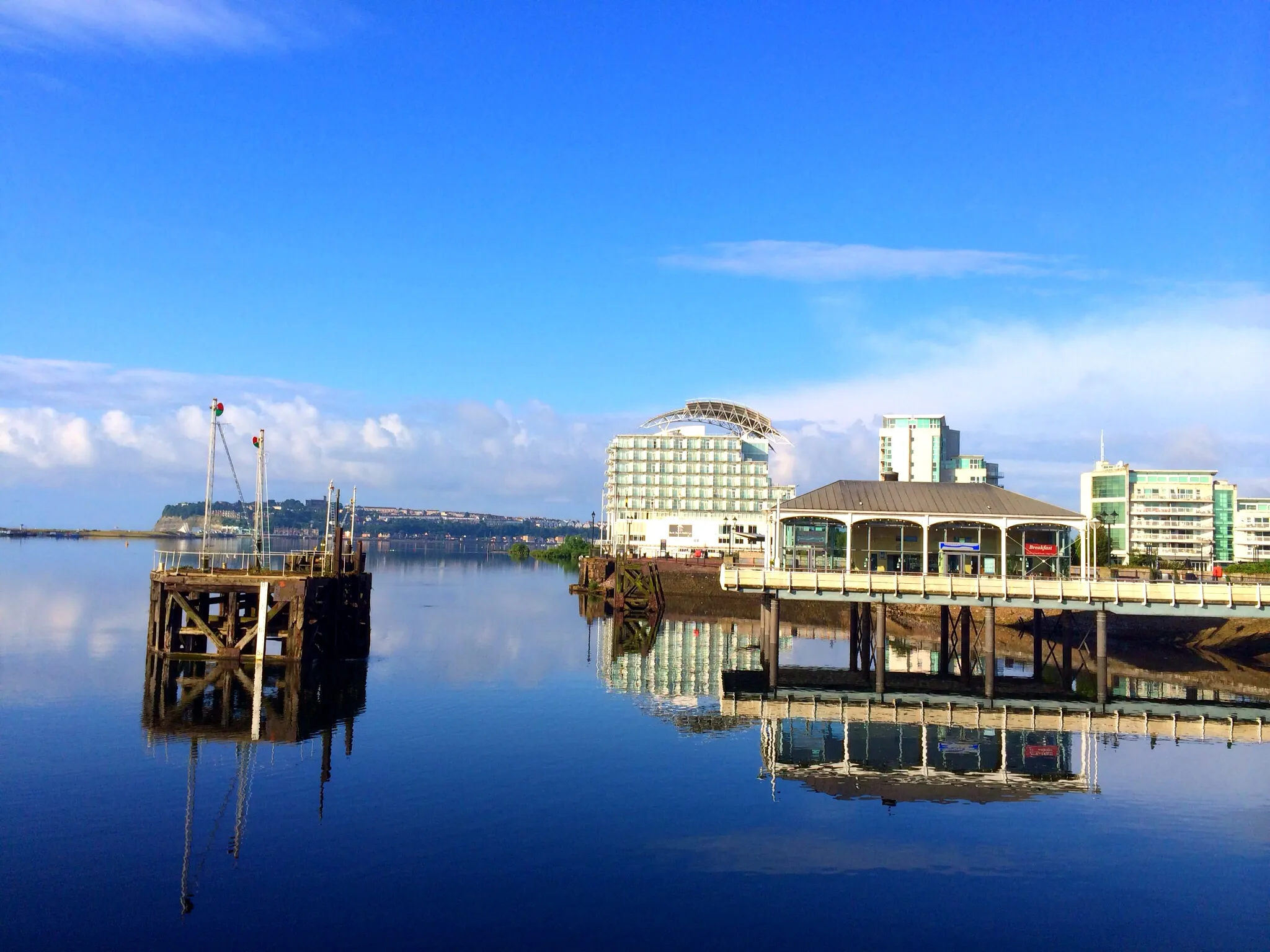 Photo showing: A still morning at Cardiff Bay