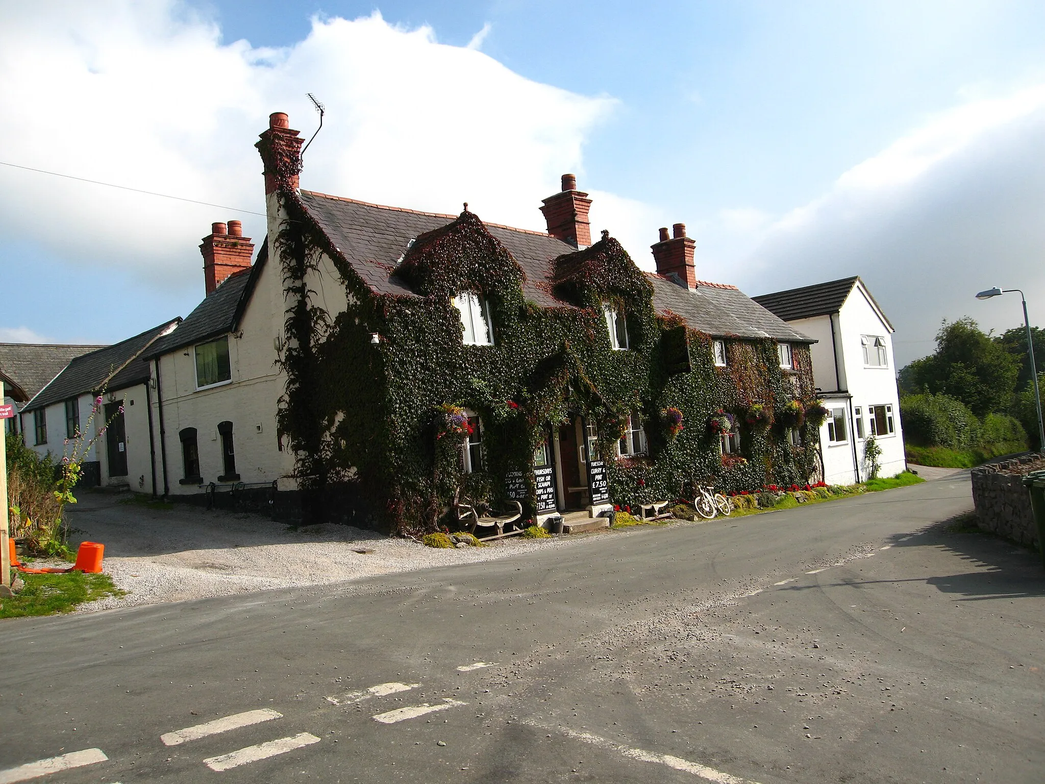 Photo showing: The Golden Lion, Llangynhafal