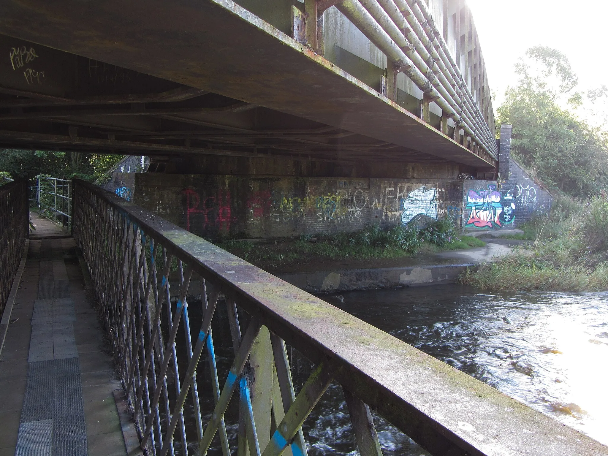 Photo showing: Bridge beneath a bridge over the Ely River