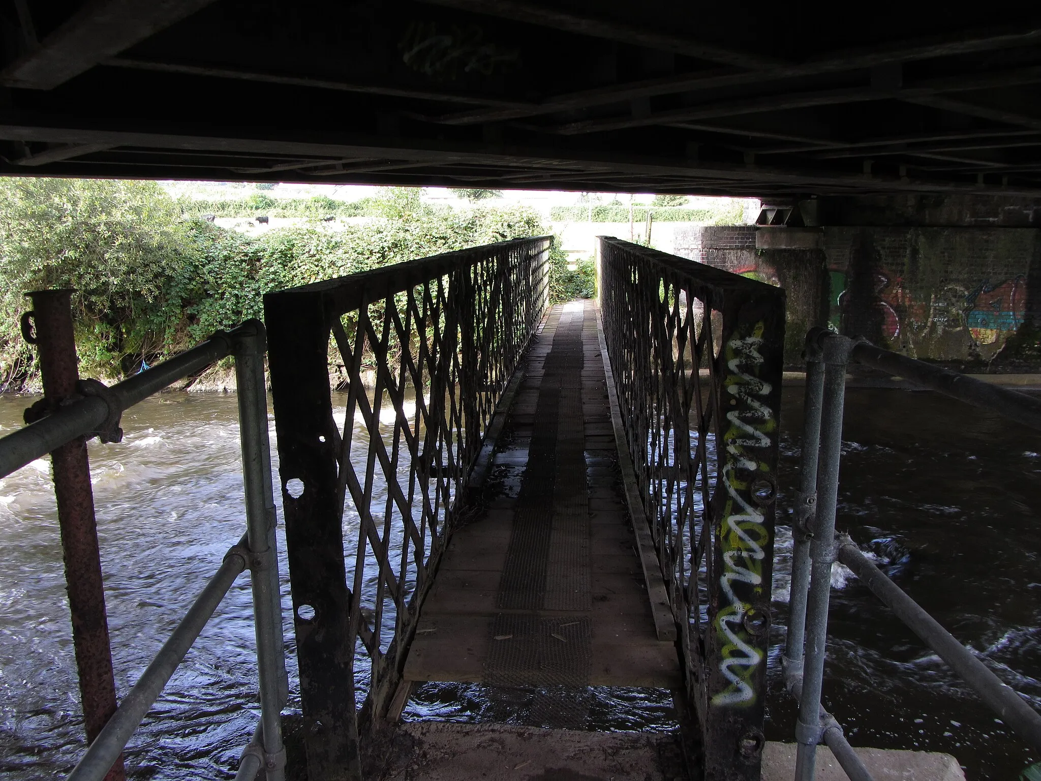 Photo showing: Bridge beneath a bridge over the Ely River