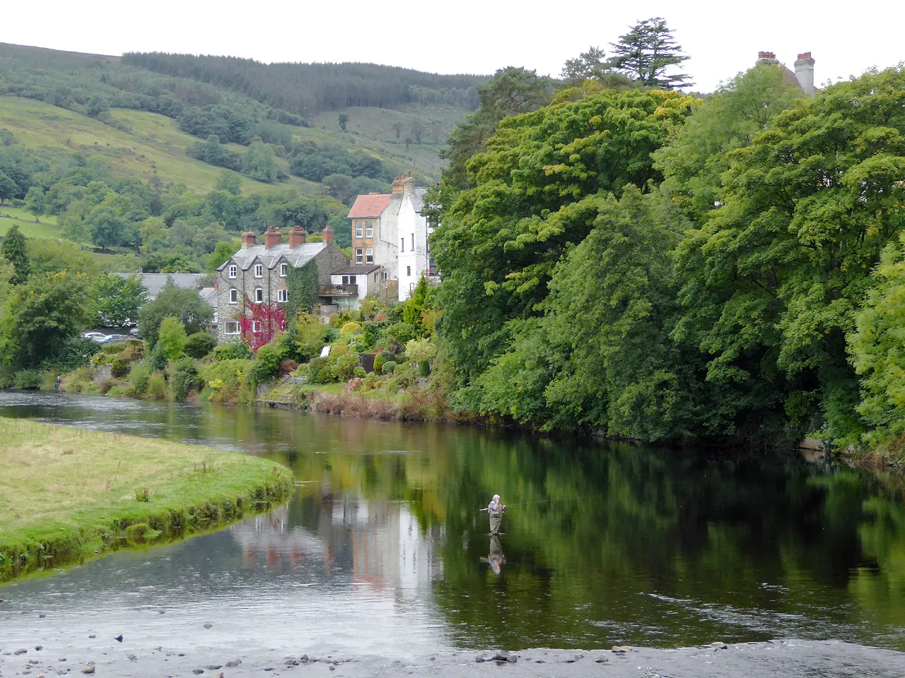 Photo showing: Afon Dyfrdwy - The River Dee near Carrog, Denbighshire