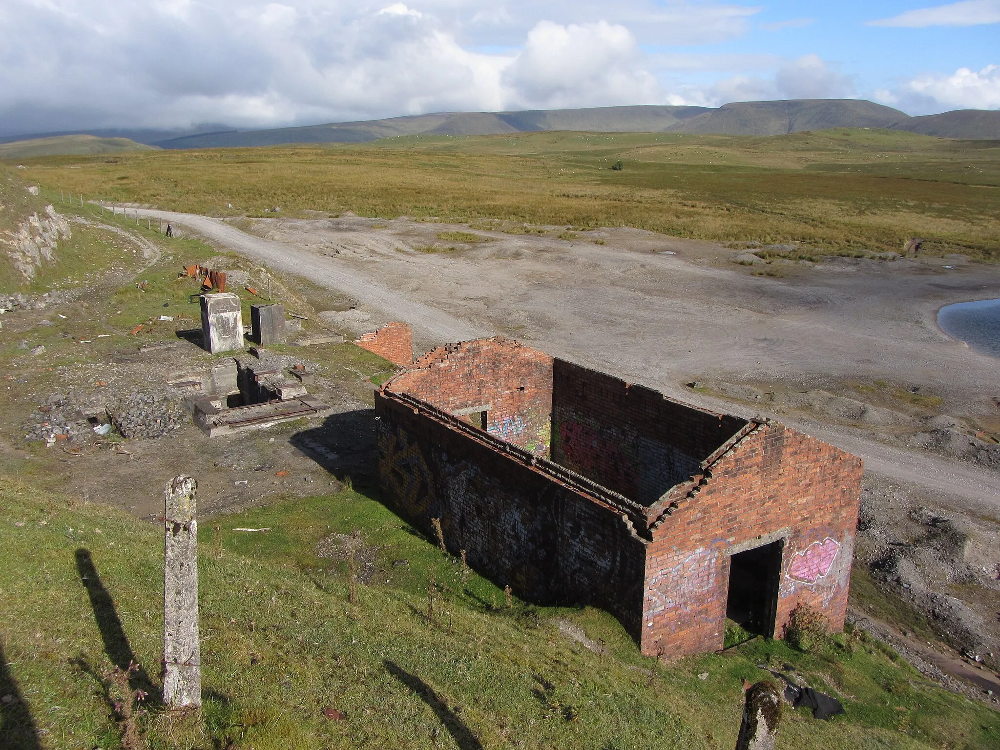 Photo showing: Abandoned buildings at Cwar yr Hendre