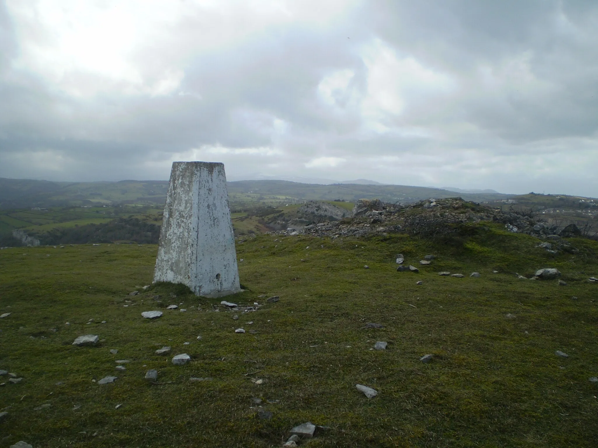 Photo showing: Cefn-yr-ogof trig point in north wales