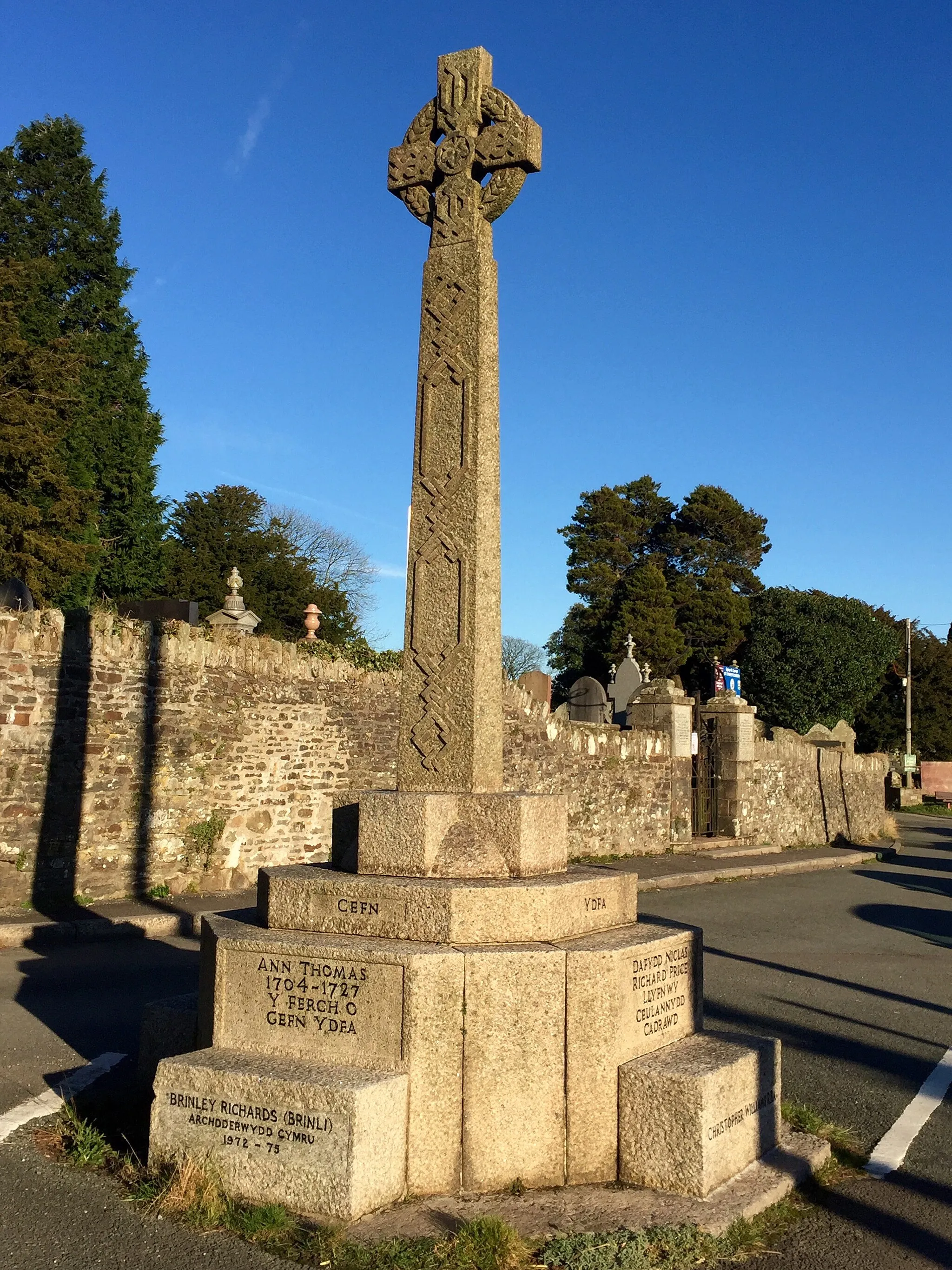 Photo showing: Memorial Cross. The Hopcyn Cross at Llangynwyd.