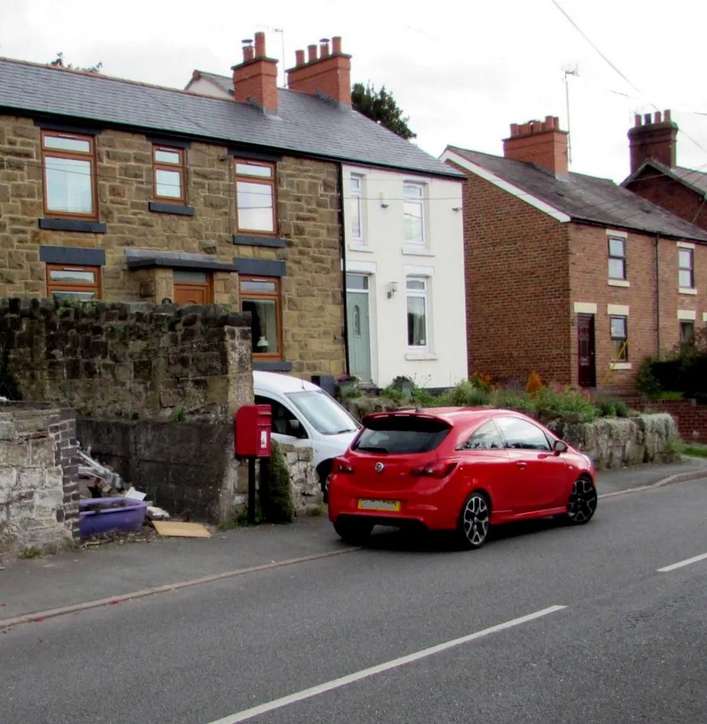 Photo showing: Queen Elizabeth II postbox, Broughton Road, Moss