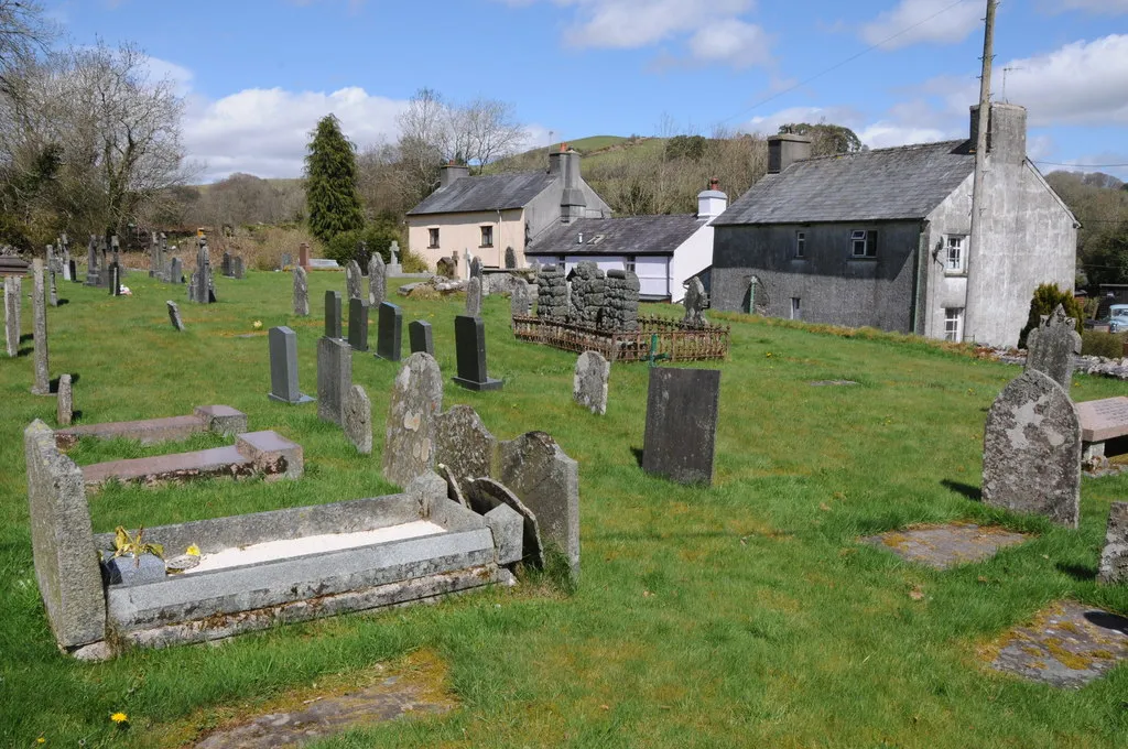 Photo showing: Churchyard in Llywel