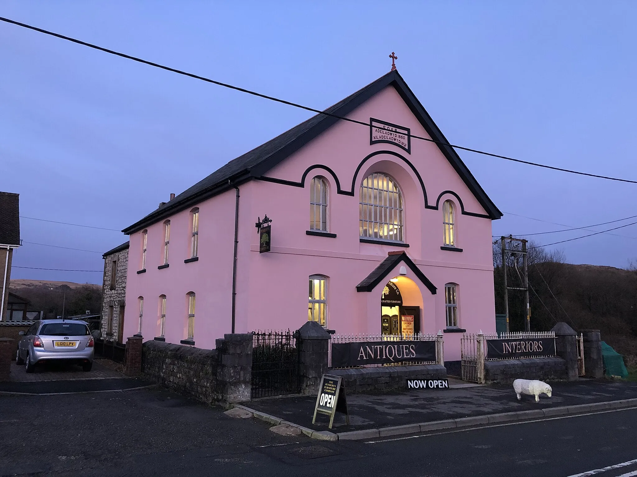 Photo showing: Soar Chapel in Penderyn, Rhondda Cynon Taf, Wales, now and antique shop