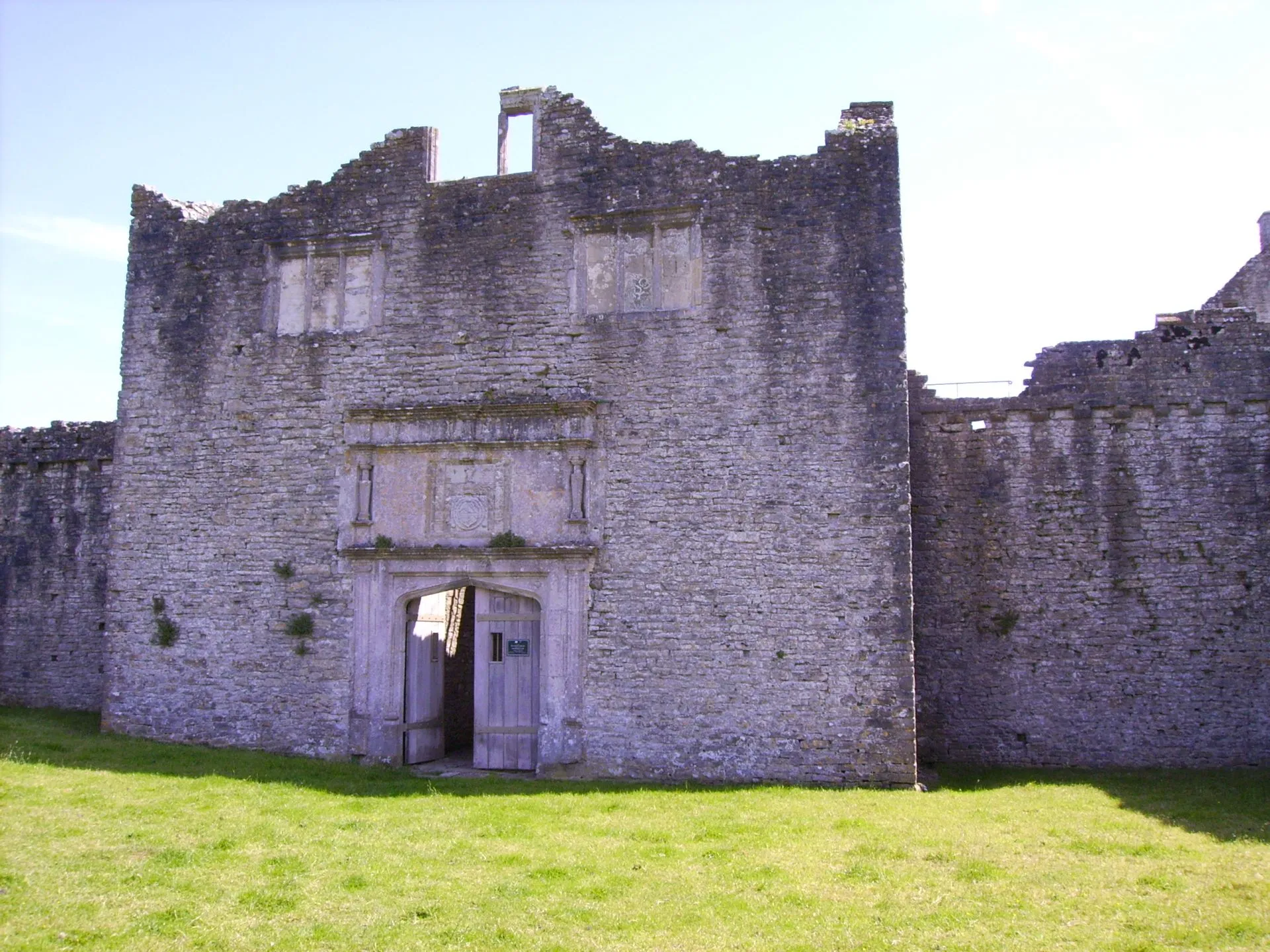 Photo showing: Old Beaupre Castle - Gatehouse exterior