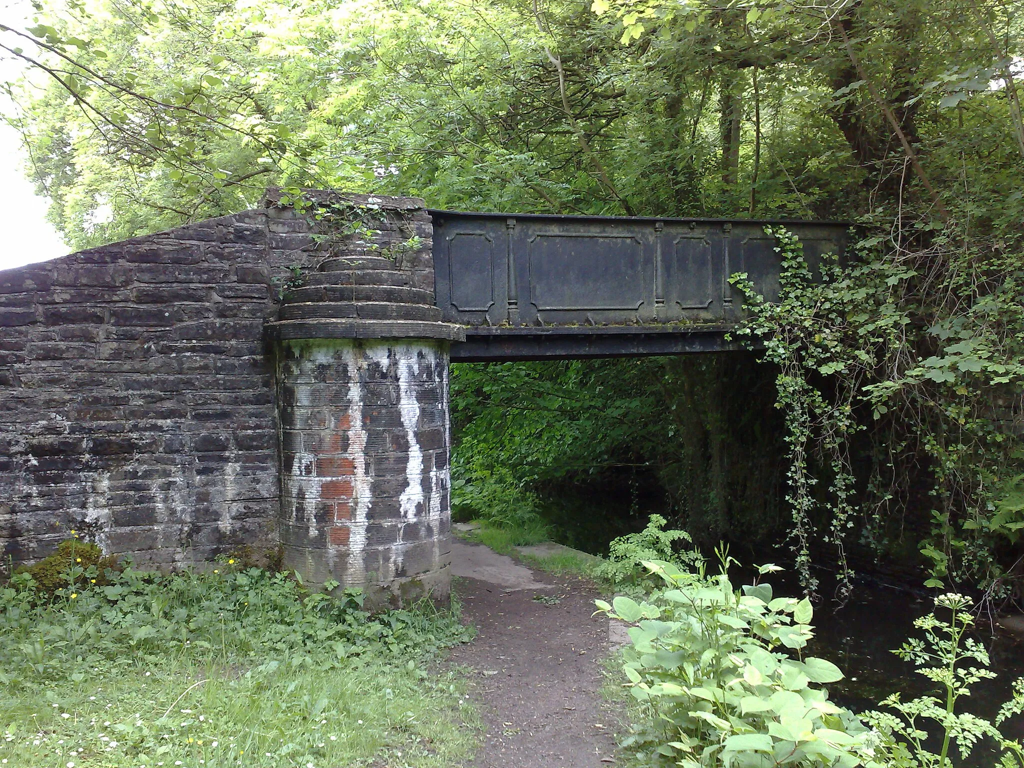 Photo showing: Aqueduct carrying stream across the canal