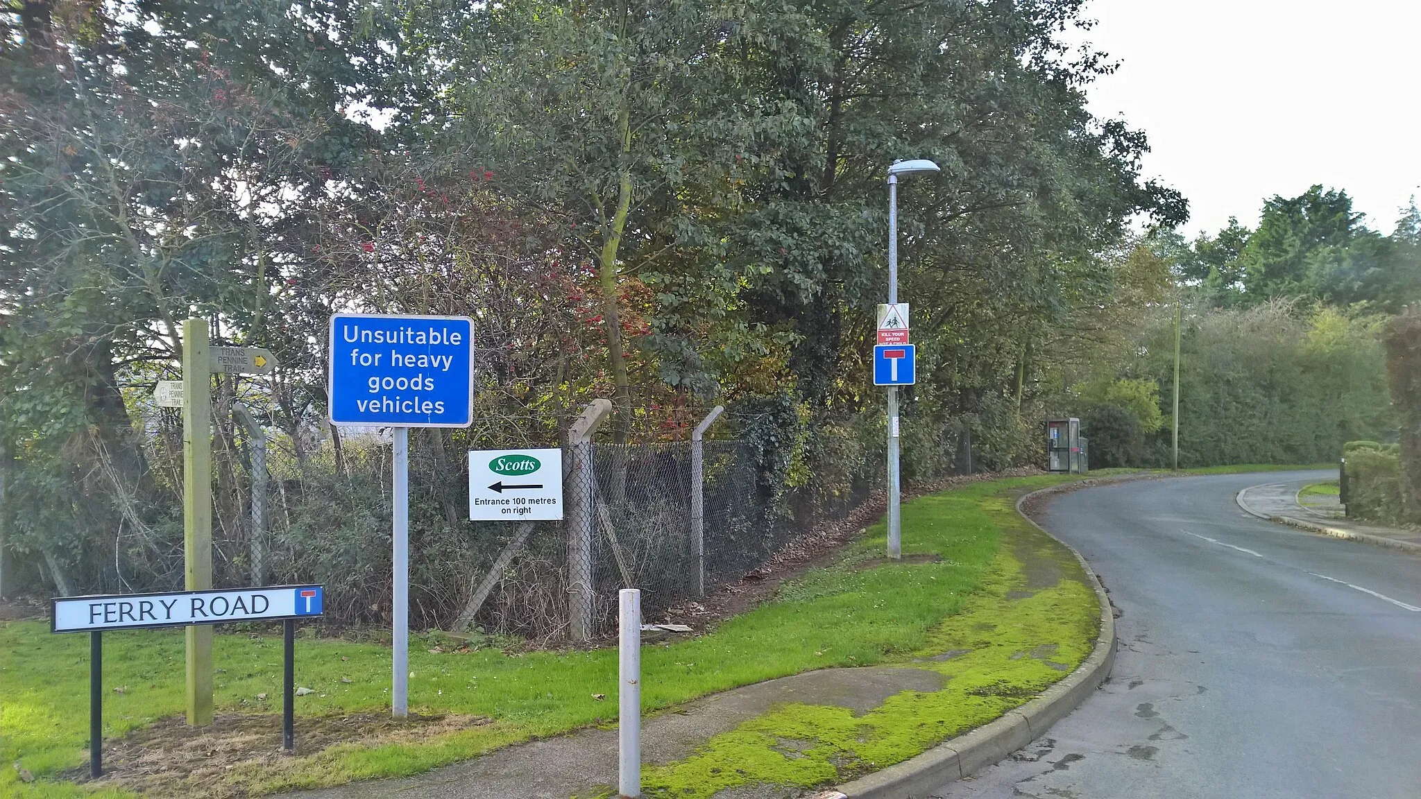 Photo showing: Towards the end of Ferry Road, Howdendyke