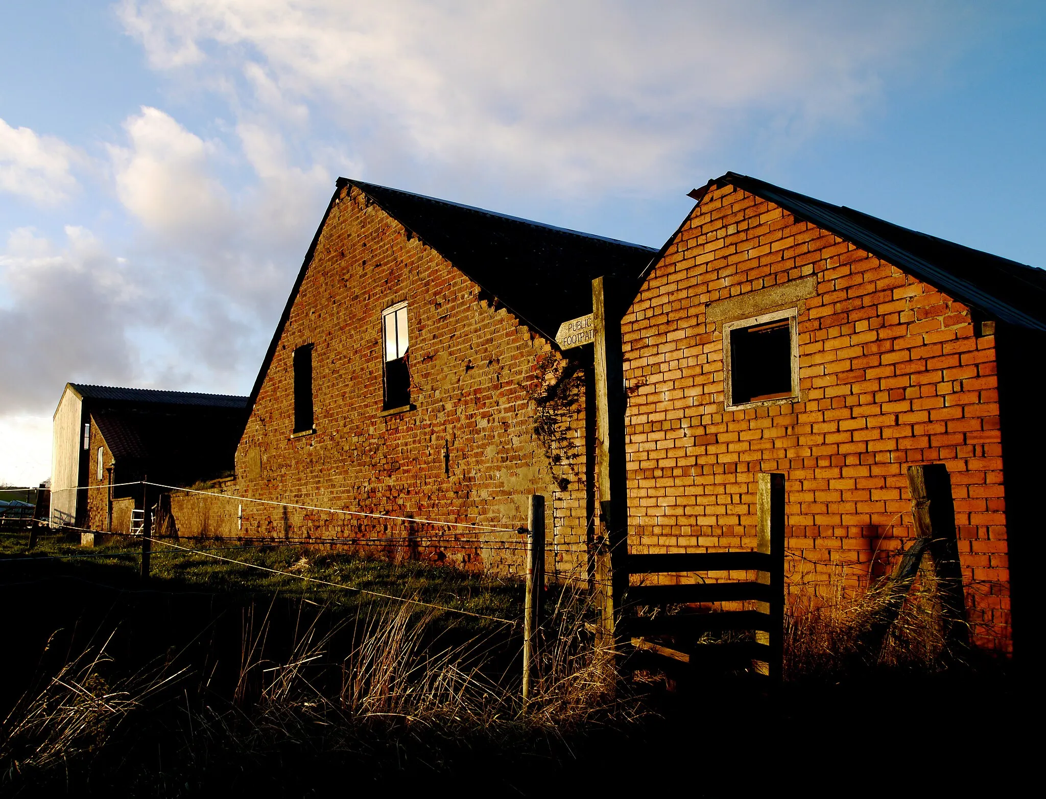Photo showing: Farm Buildings in the Late Afternoon Sunlight in Huggate