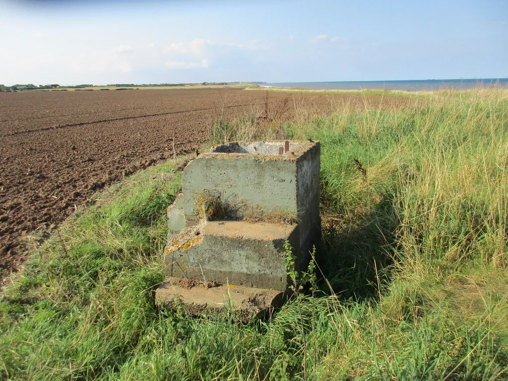 Photo showing: Block by a pillbox