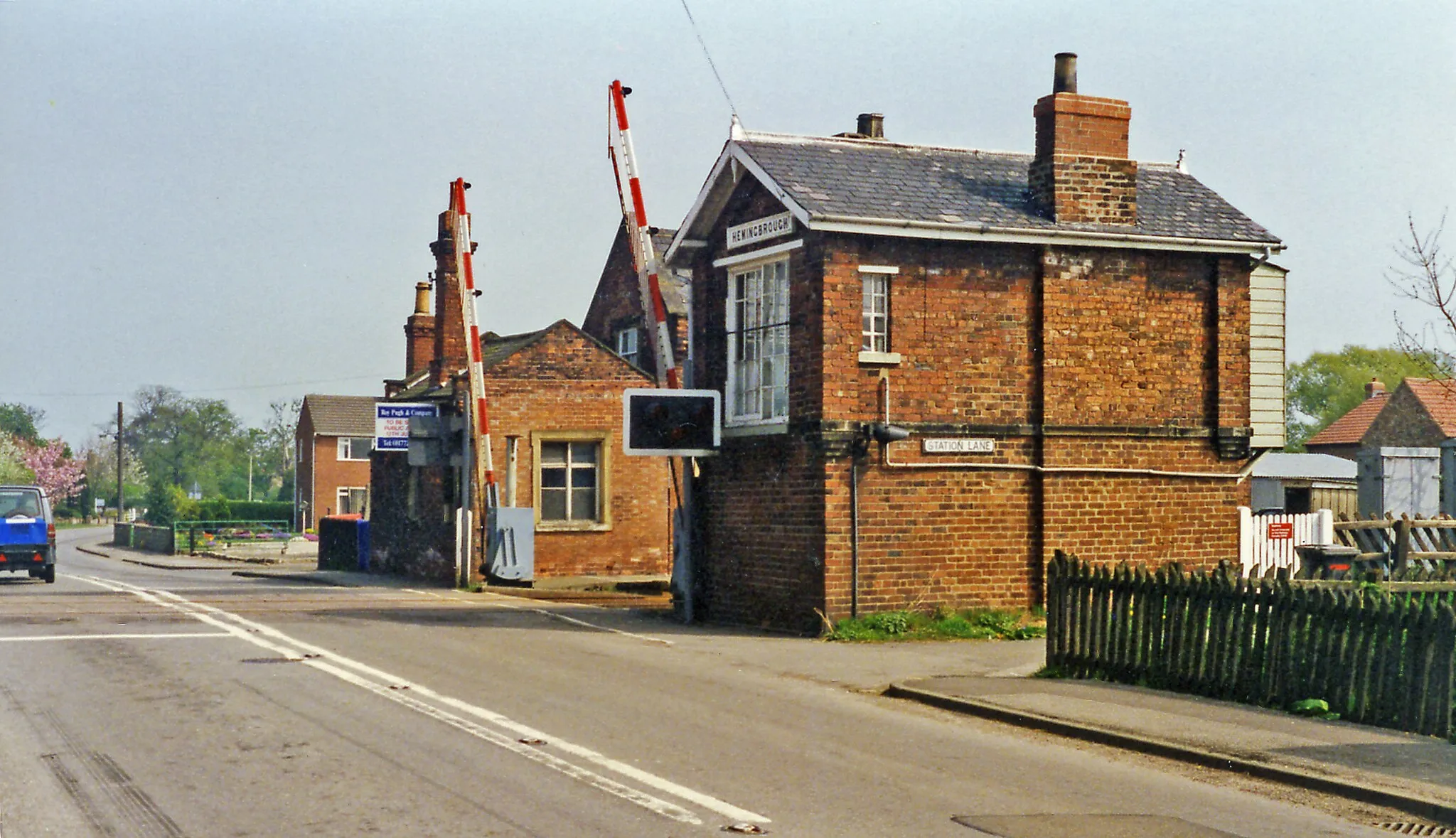 Photo showing: Signalbox and level crossing at site of Hemingbrough station, 1995.
View northward: ex-NER (Leeds) - Selby (to left) - Hull (to right) main line. The station had been on the right and was closed 6/11/67.