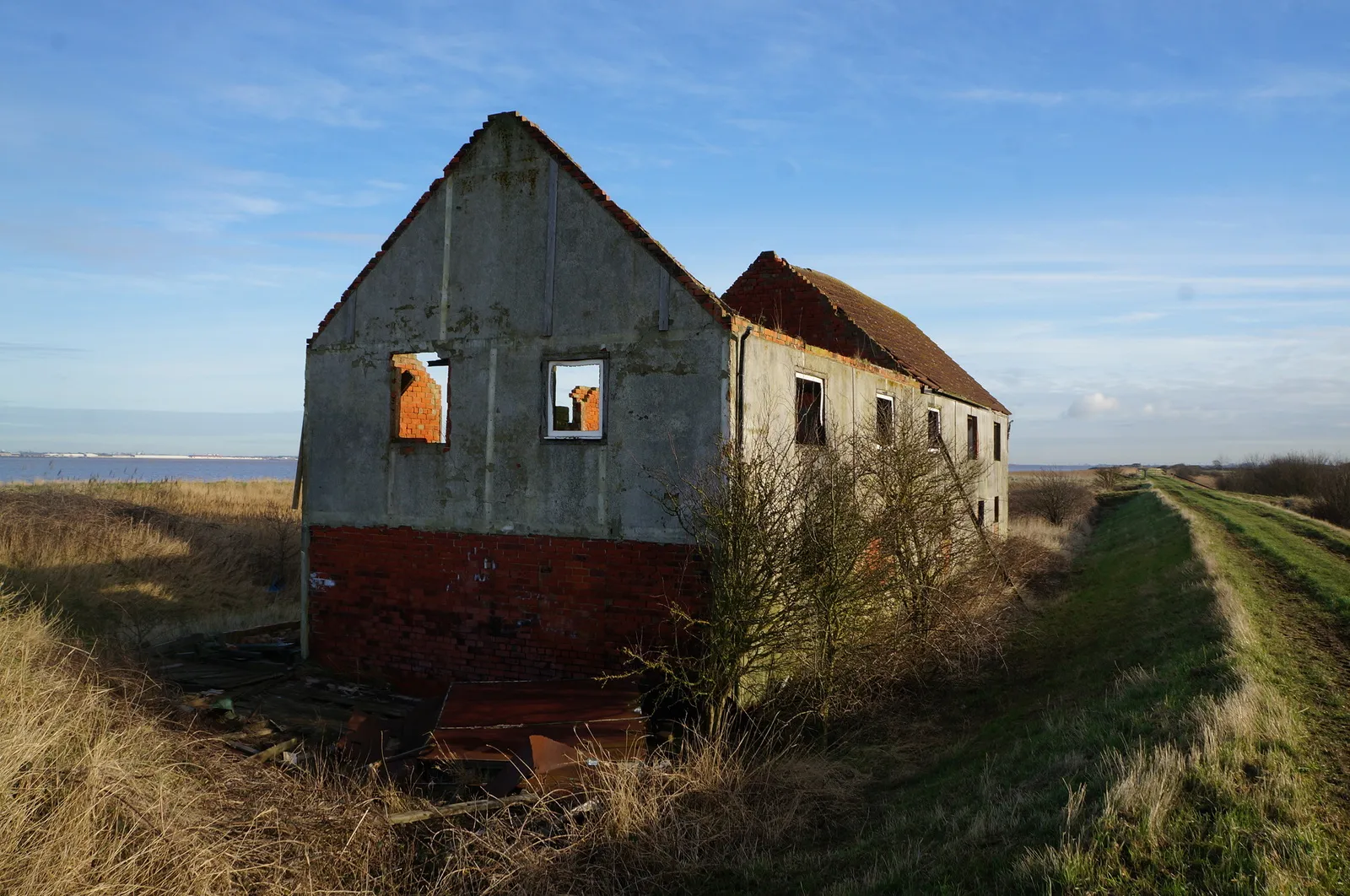 Photo showing: A ruined farmhouse on the banks of the River Humber