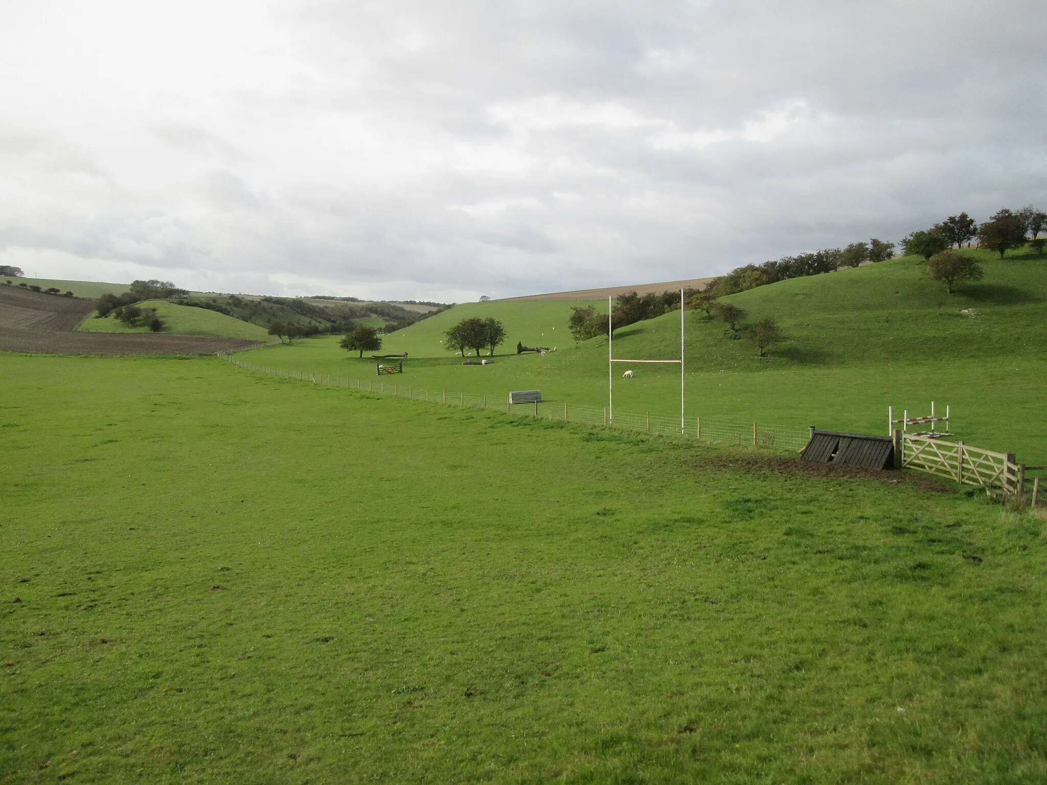 Photo showing: A sporting practice area in North Dale, Fordon, East Riding of Yorkshire, England. Practice jumps and a solitary rugby post, I can only assume that two or more use it as you need someone in each field once you have kicked the ball. the valley beyond is Cotton Dale.