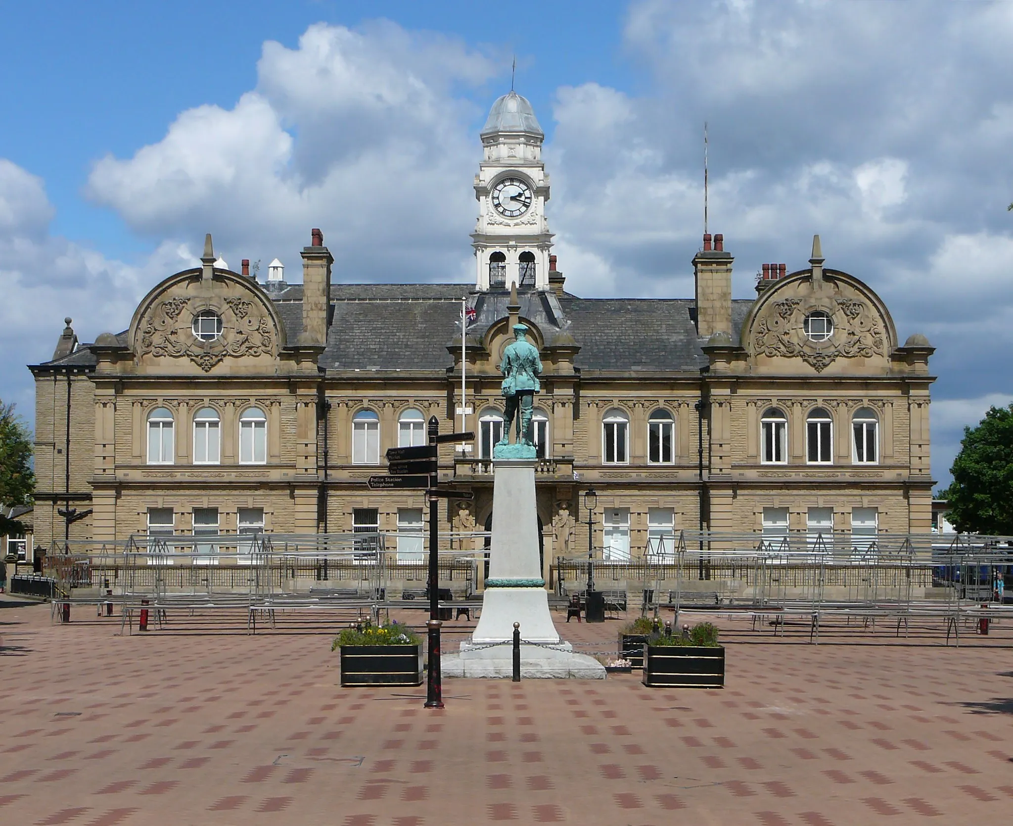 Photo showing: The Town Hall in Ossett, West Yorkshire, England.