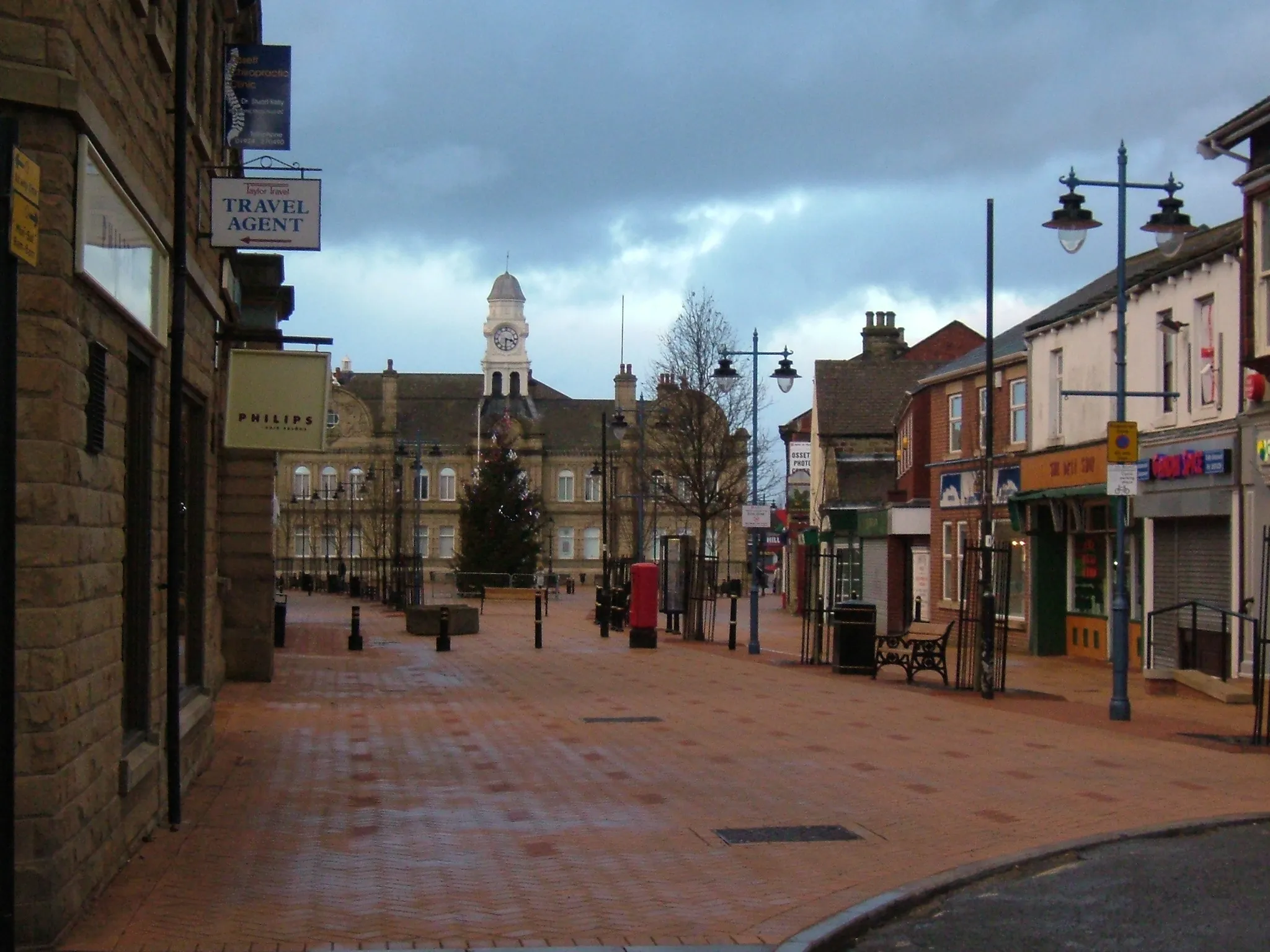 Photo showing: Photo I took myself of Ossett town centre in Yorkshire.  It shows the old Town Hall building and the pedestrianised area in front of it.  Taken on New Year's Day, 2005.