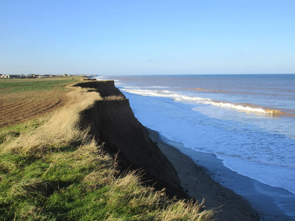 Photo showing: Cliffs north of Withernsea, East Riding of Yorkshire, England. On this rapidly eroding coast the cliff line is only approximate to that printed on even recent maps.